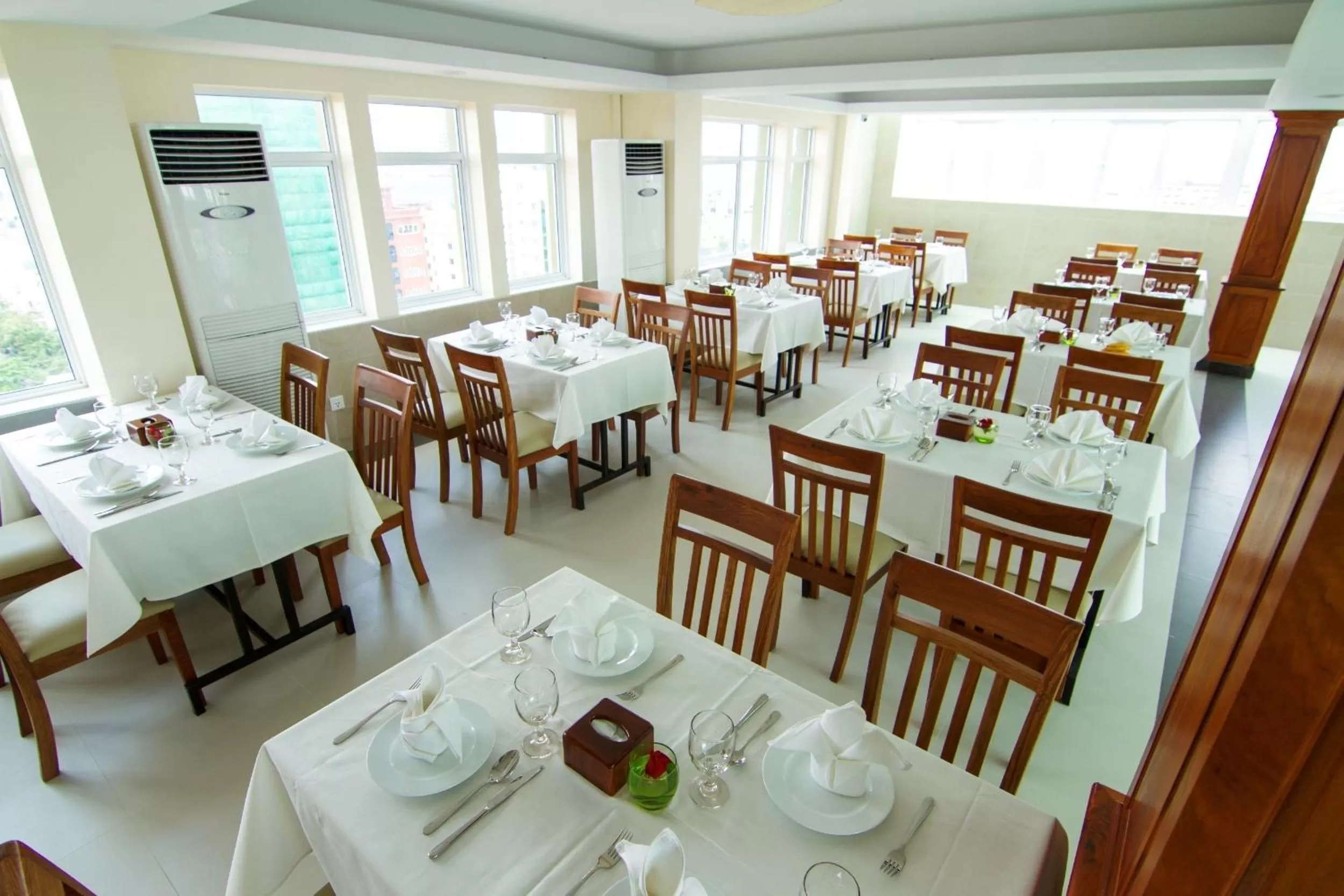 Restaurant/places to eat in Rose Emerald Hotel