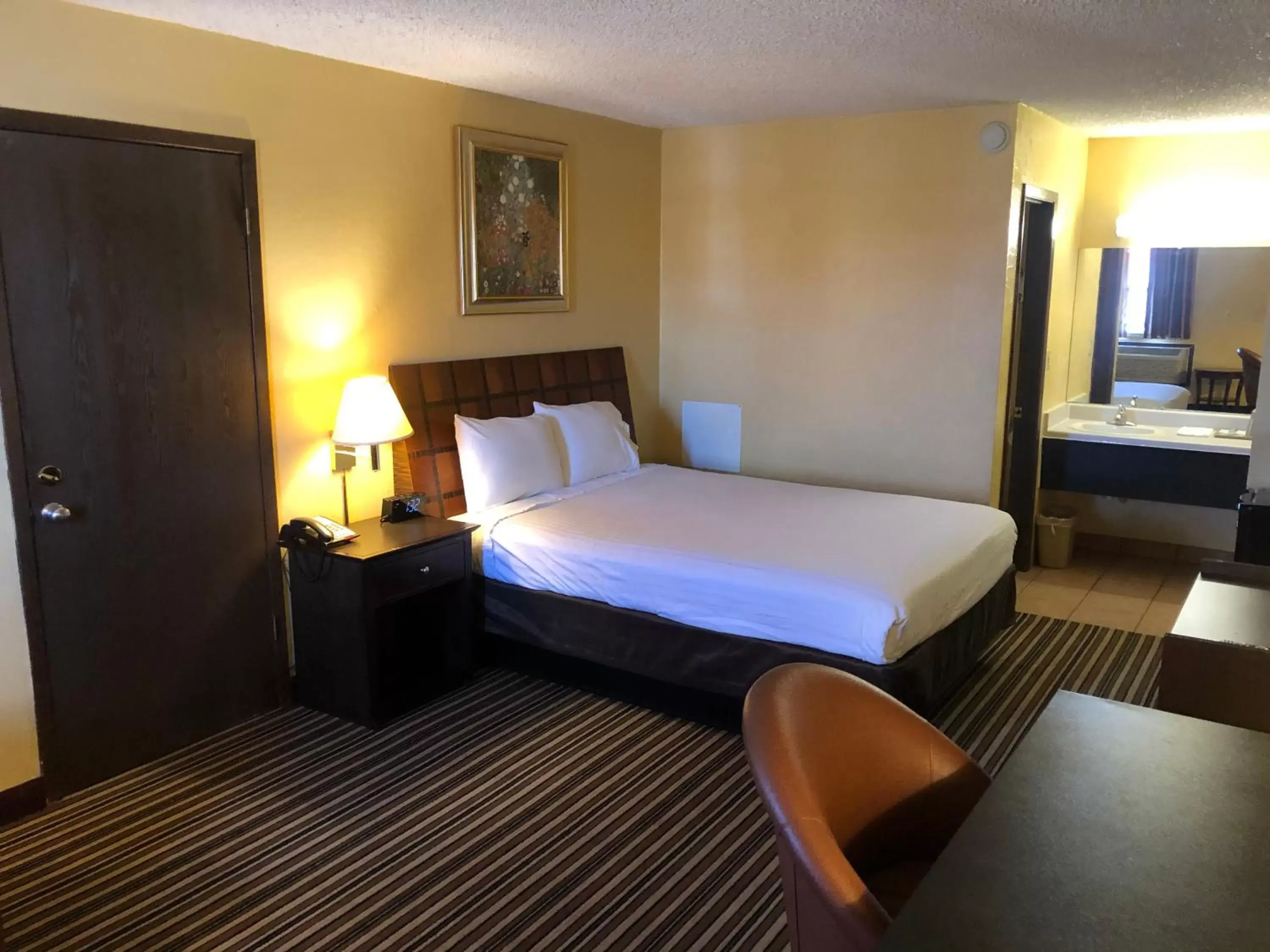 Bed in Nendels Inn & Suites Dodge City Airport