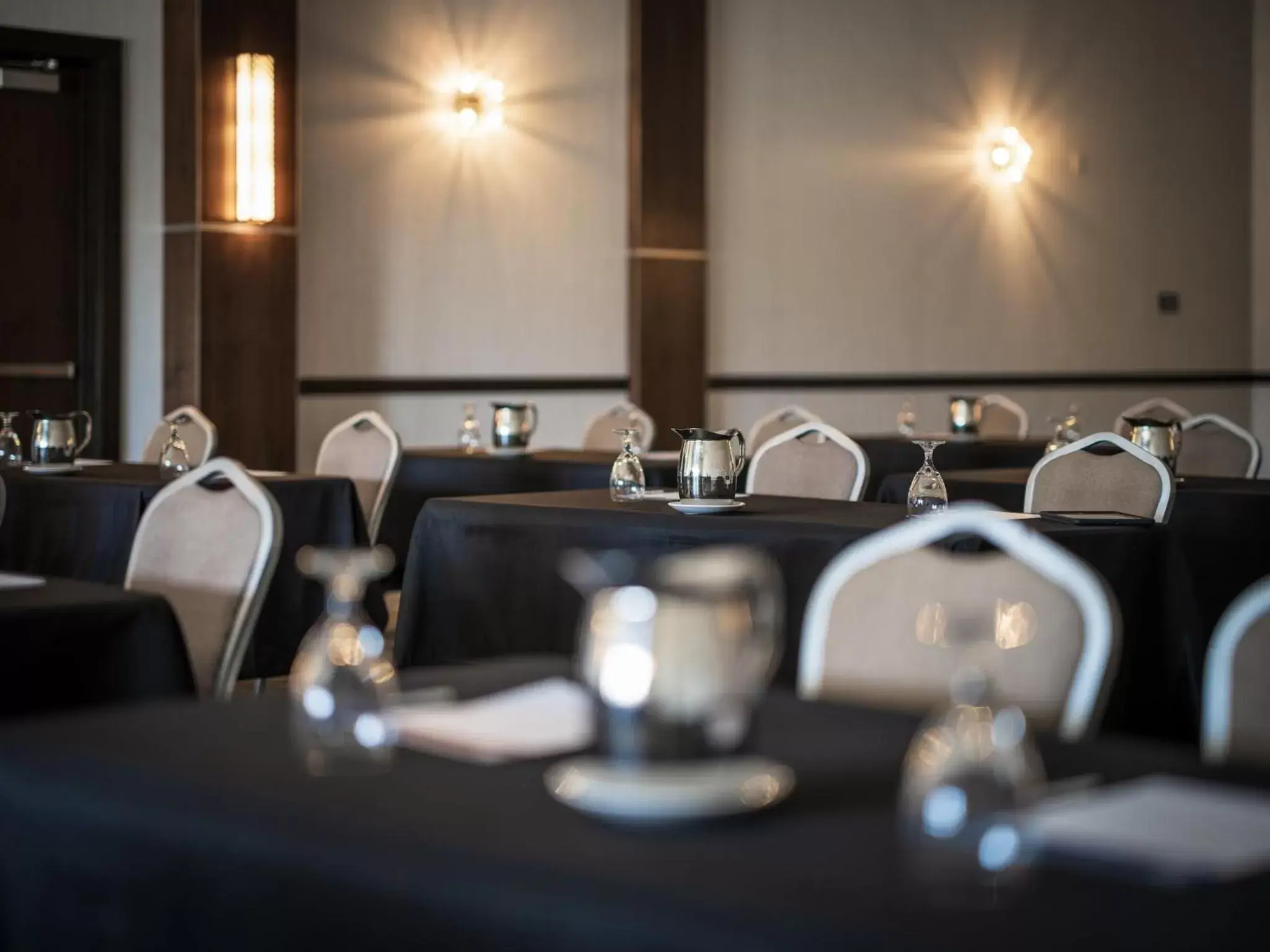 Meeting/conference room in Holiday Inn Express & Suites Sioux City North - Event Center, an IHG Hotel