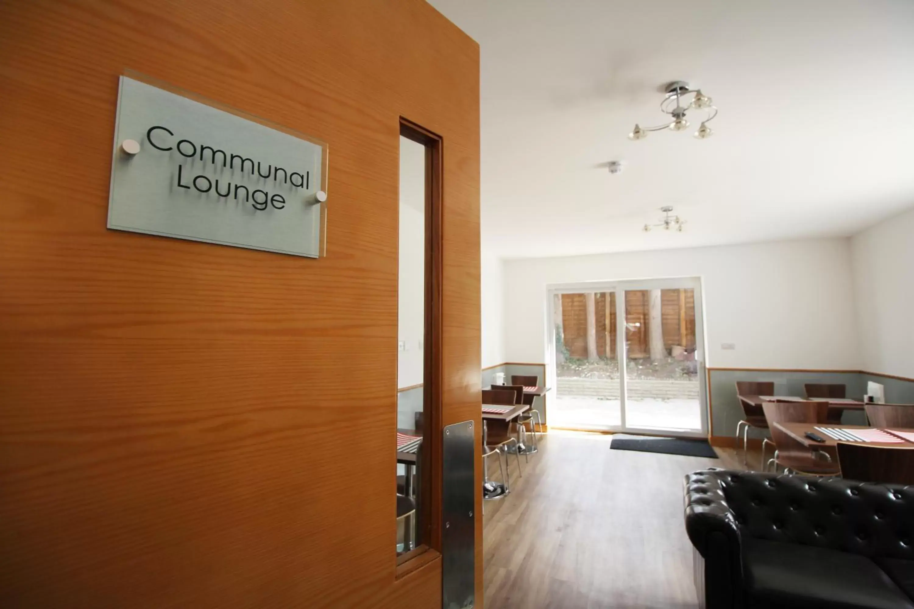Communal lounge/ TV room in Flexistay Aparthotel Sutton