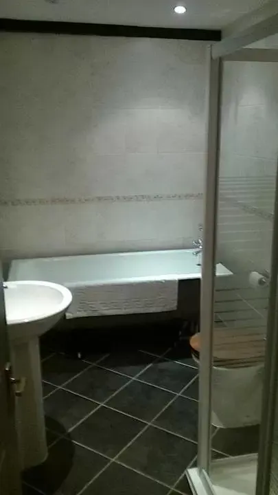 Bathroom in Swan Inn Lechlade