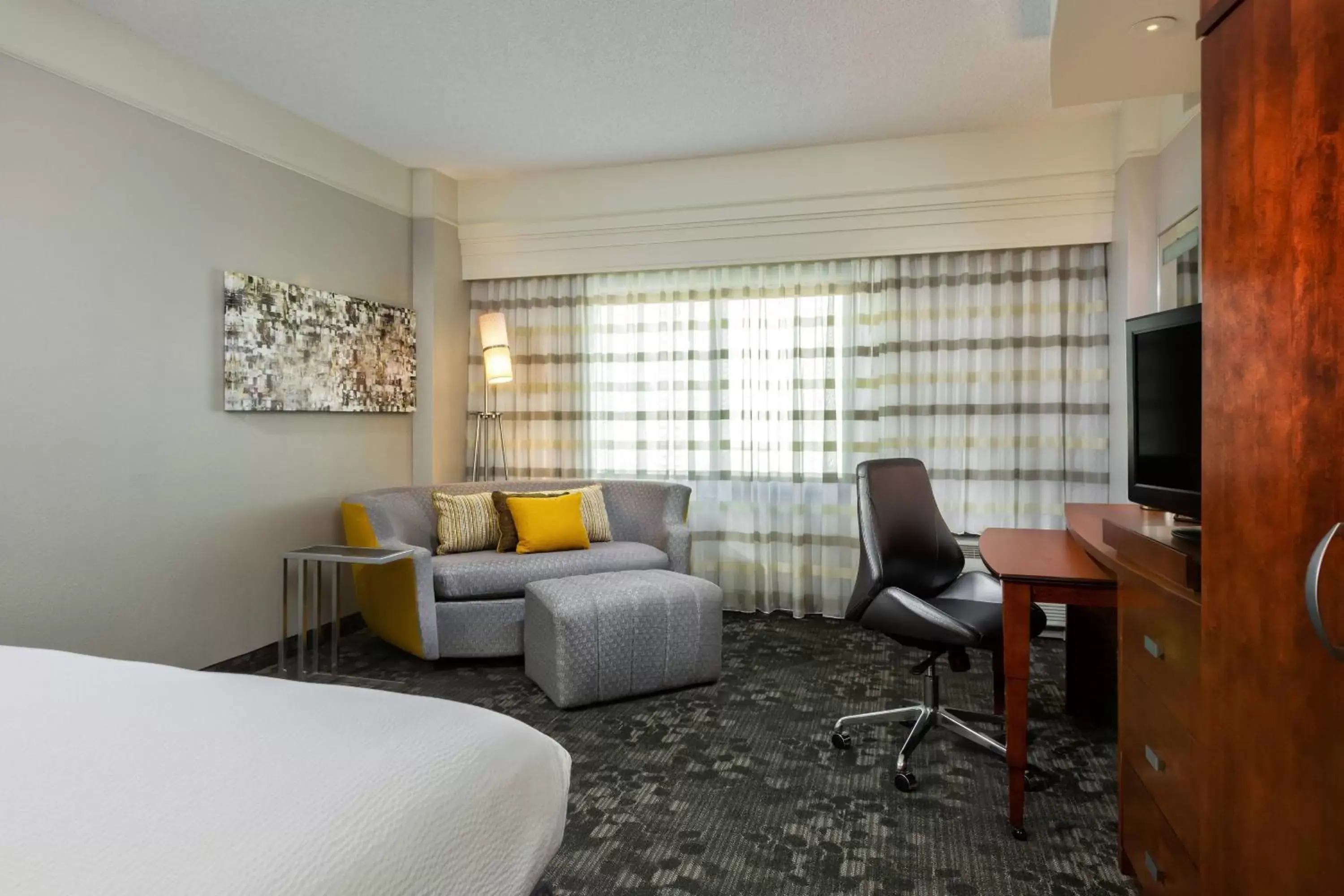 Photo of the whole room, Seating Area in Courtyard by Marriott Houston Galleria