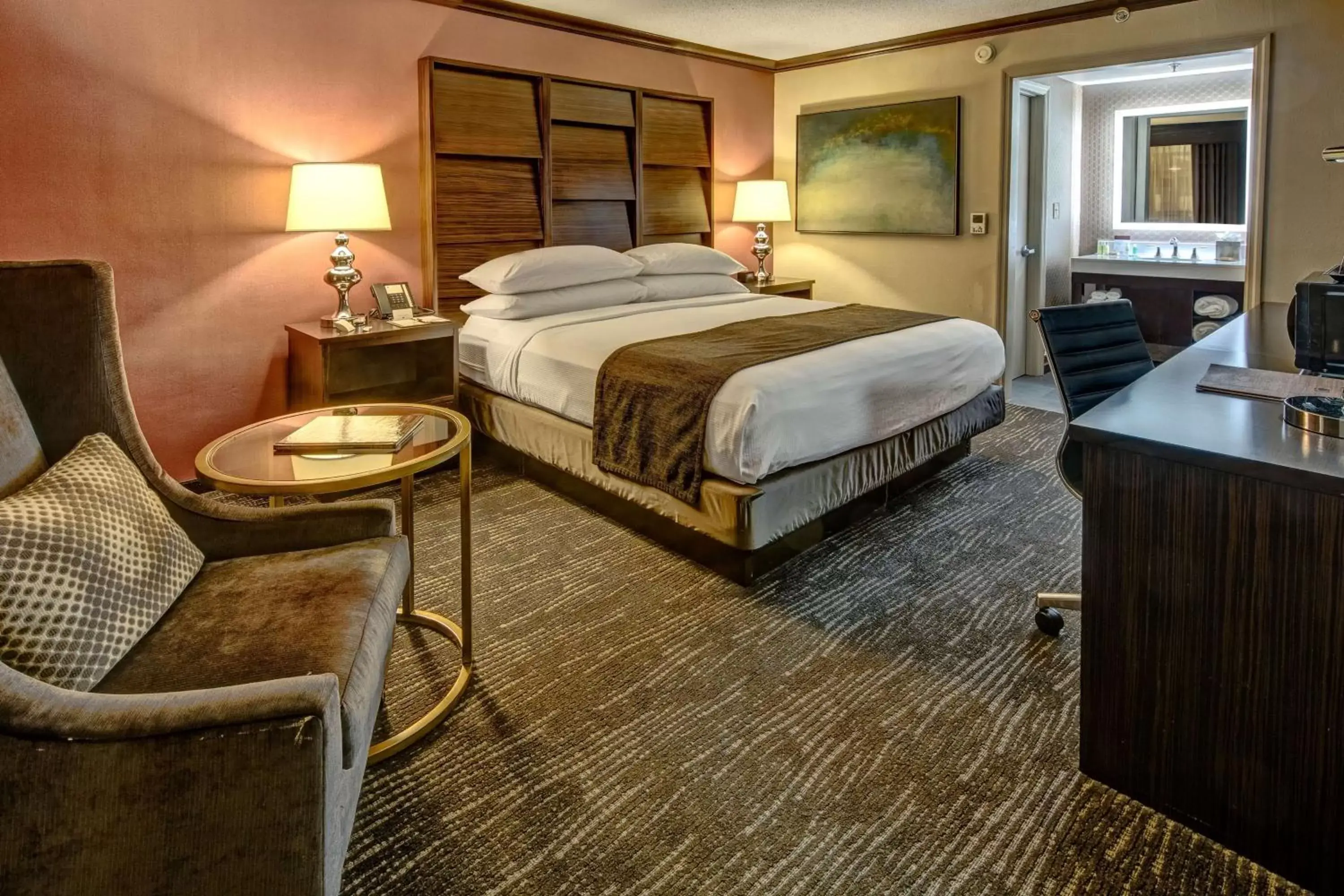 Bedroom, Bed in DoubleTree by Hilton Decatur Riverfront