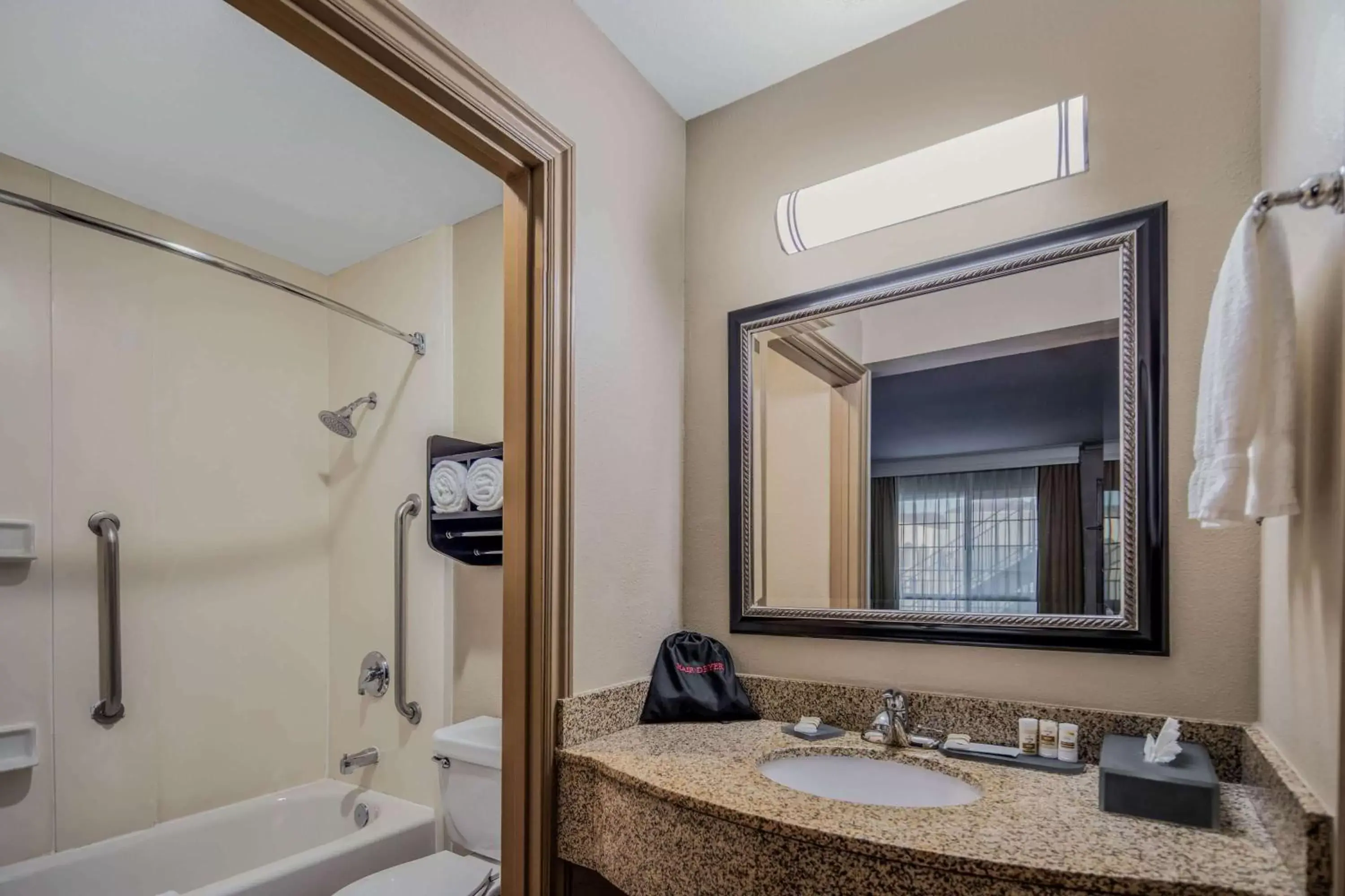 Bathroom in La Quinta by Wyndham Carlsbad - Legoland Area