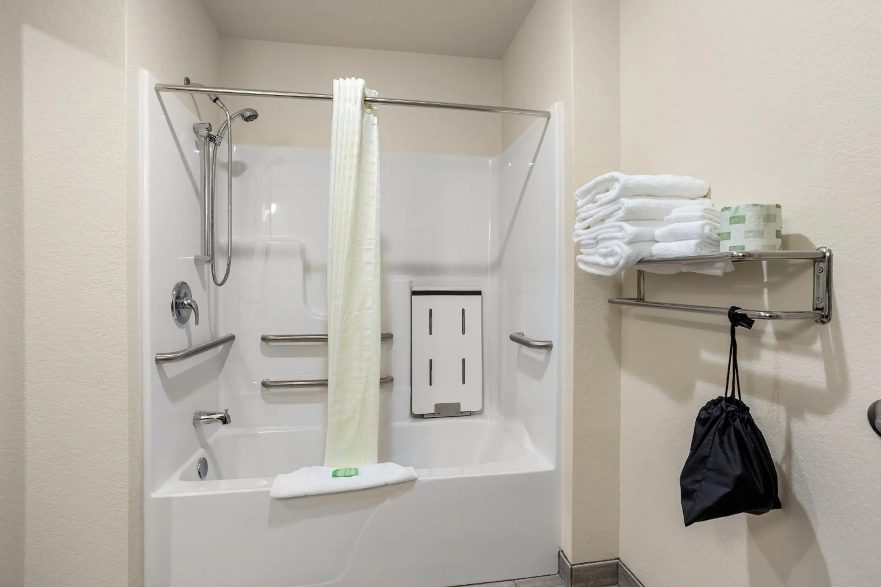 Shower, Bathroom in Cobblestone Hotel & Suites - De Pere