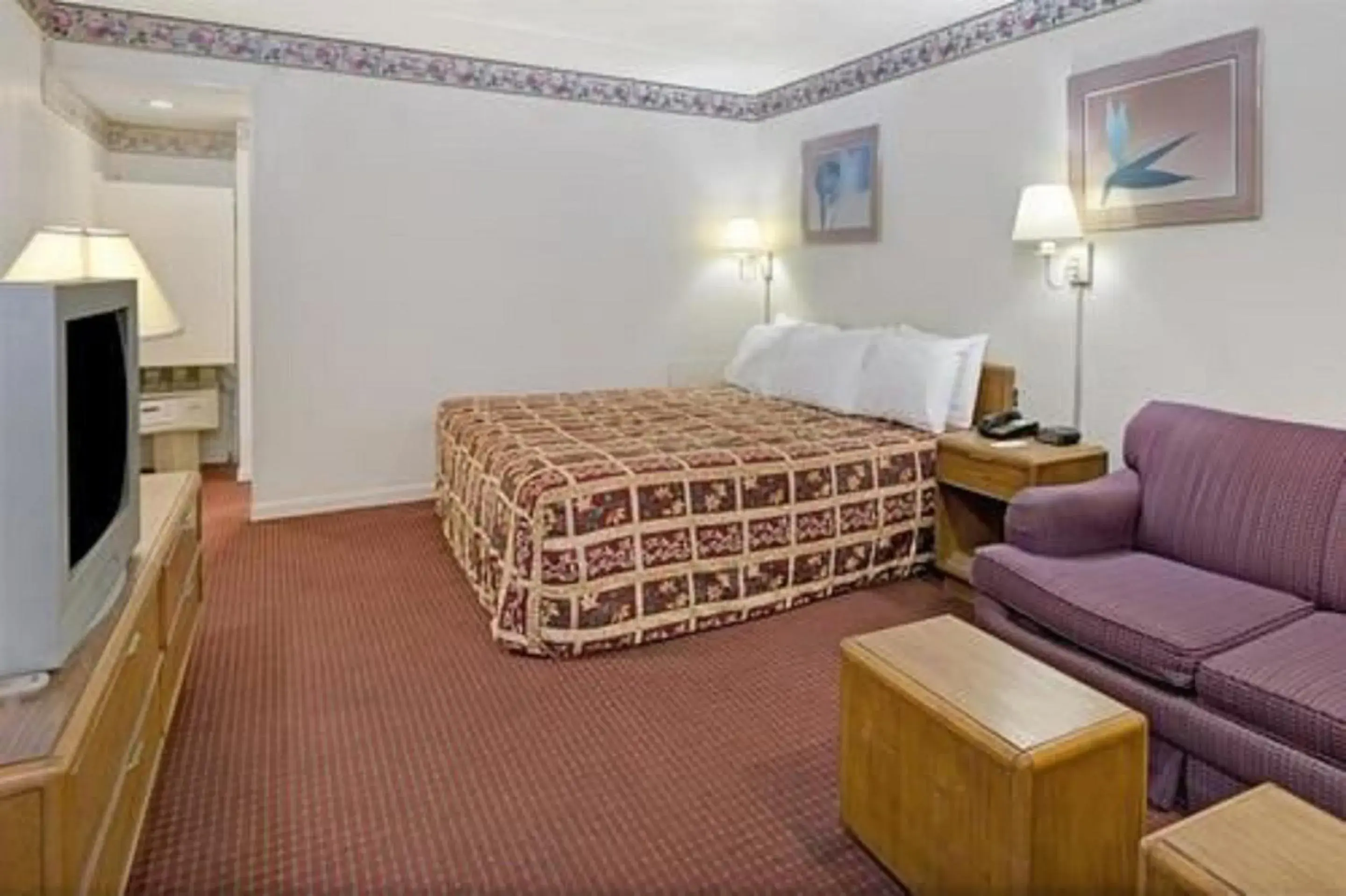Bedroom, Bed in Captain John Smith Inn Williamsburg