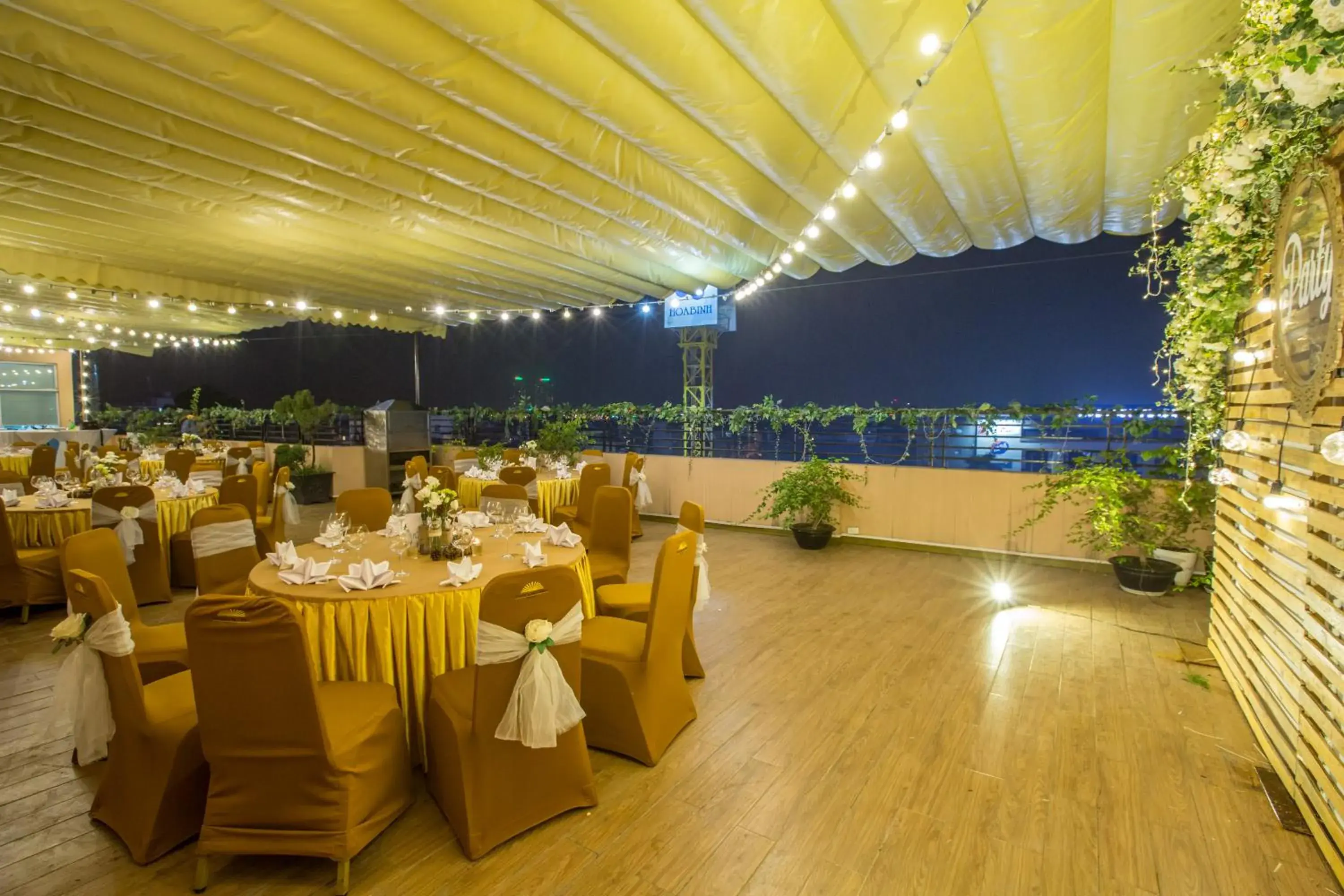 Restaurant/places to eat, Banquet Facilities in Thang Long Opera Hotel