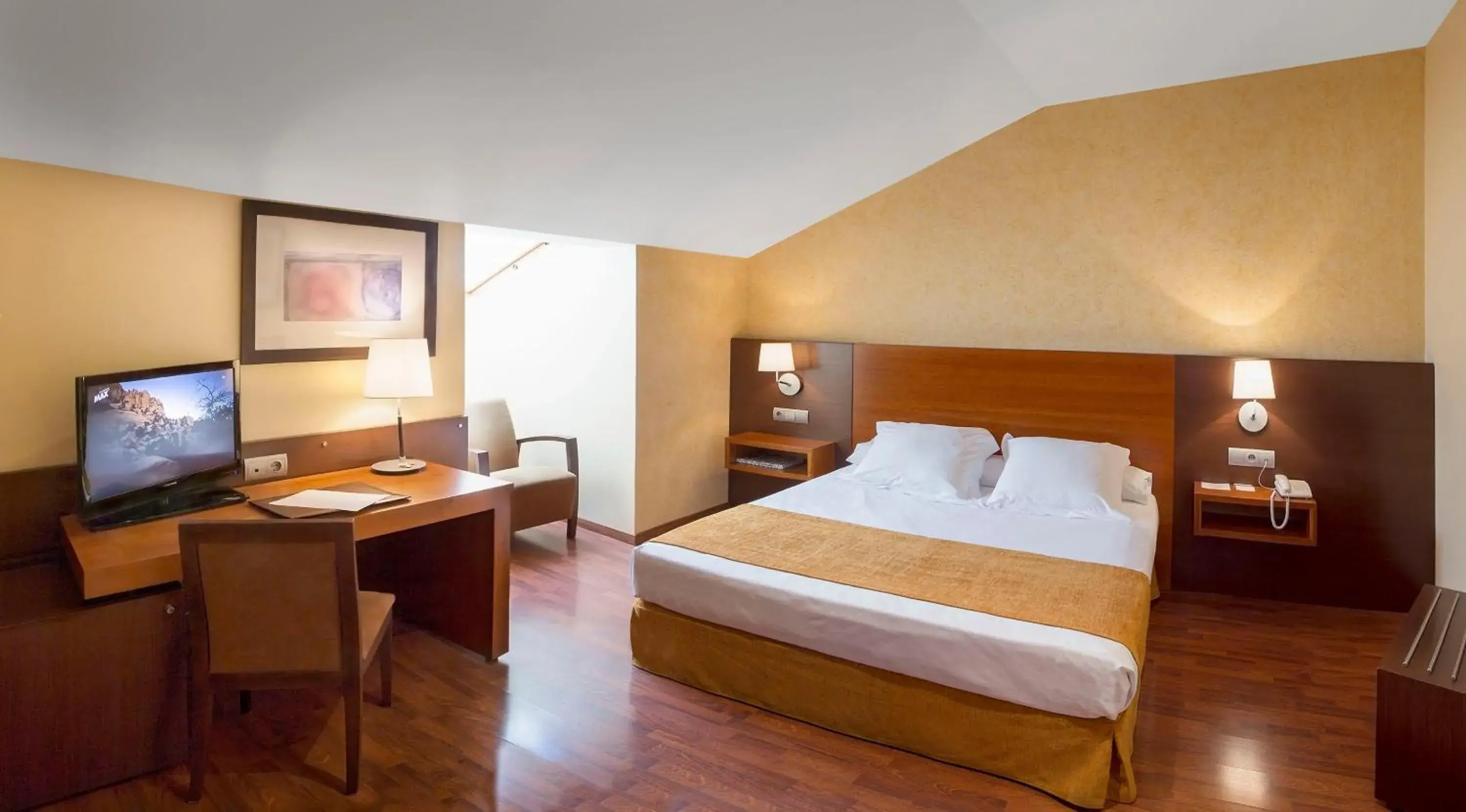 Photo of the whole room, Bed in Hotel Torre de Sila