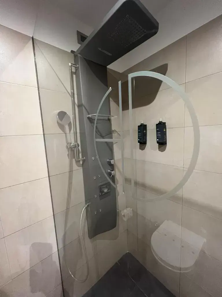 Shower, Bathroom in Hotel Diplomatic