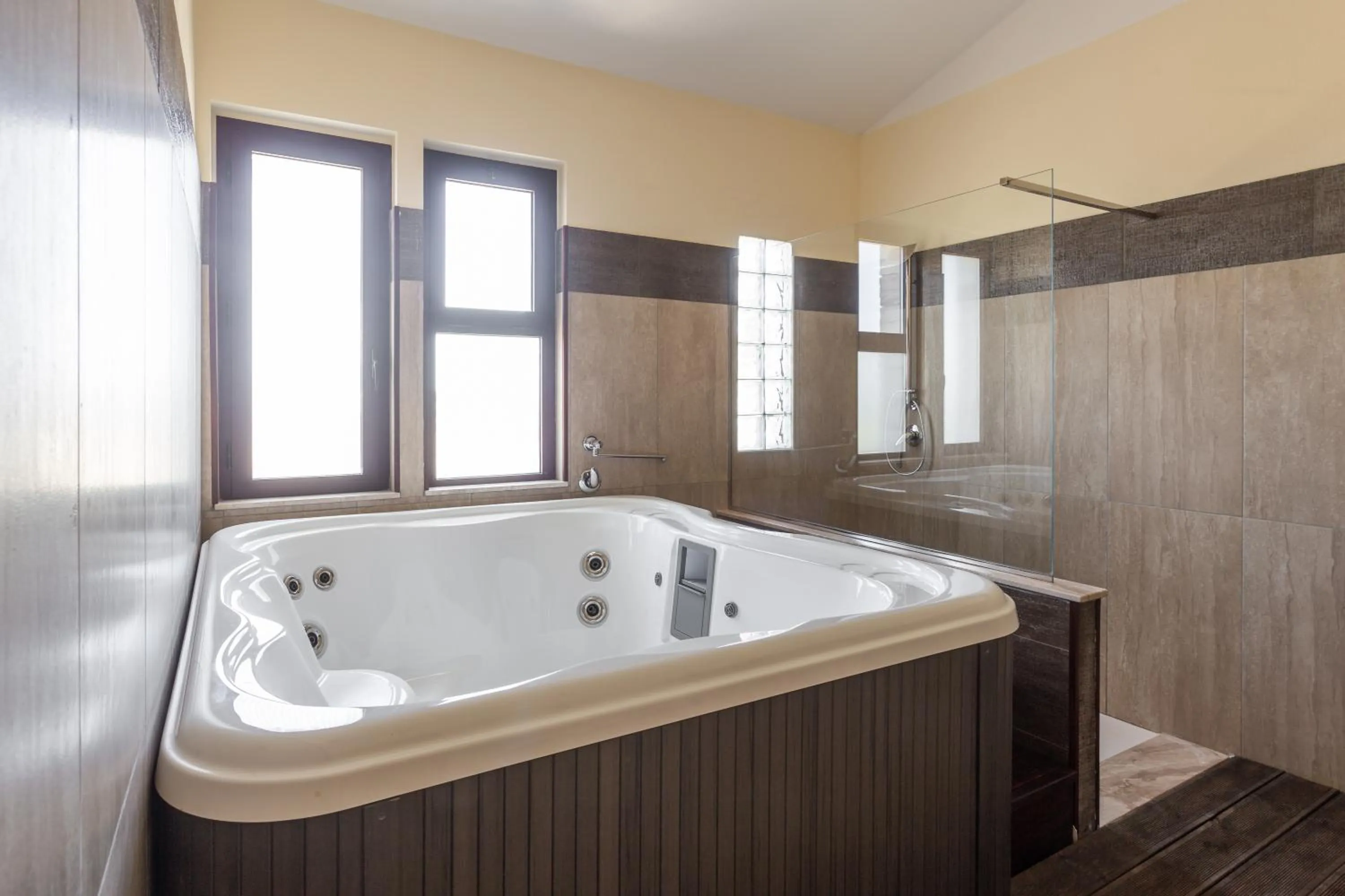 Hot Tub in Rodia Inn