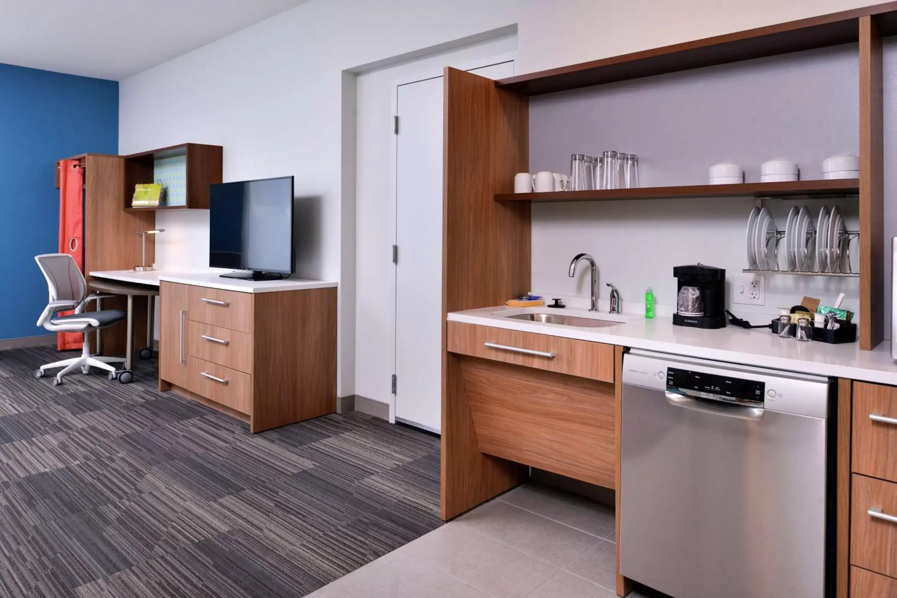 Bedroom, Kitchen/Kitchenette in Home2 Suites By Hilton Tampa Downtown Channel District