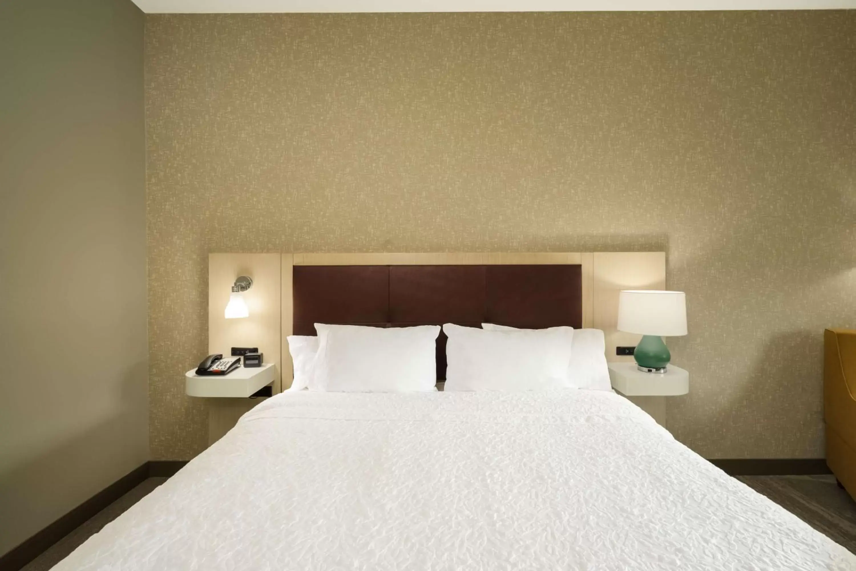 Bed in Hampton Inn Newport Bed in Hampton Inn Newport