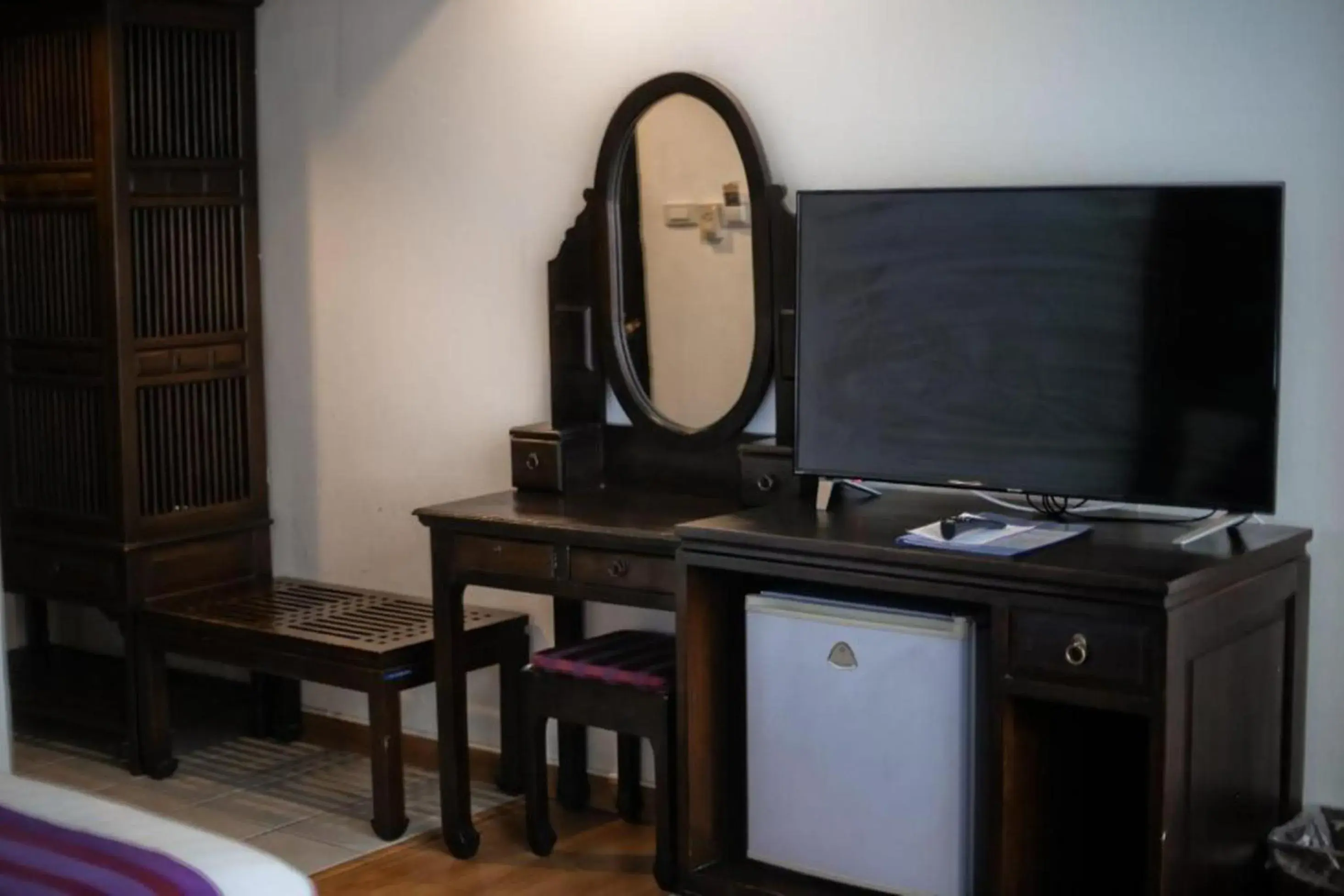 hair dresser, TV/Entertainment Center in Eurana Boutique Hotel