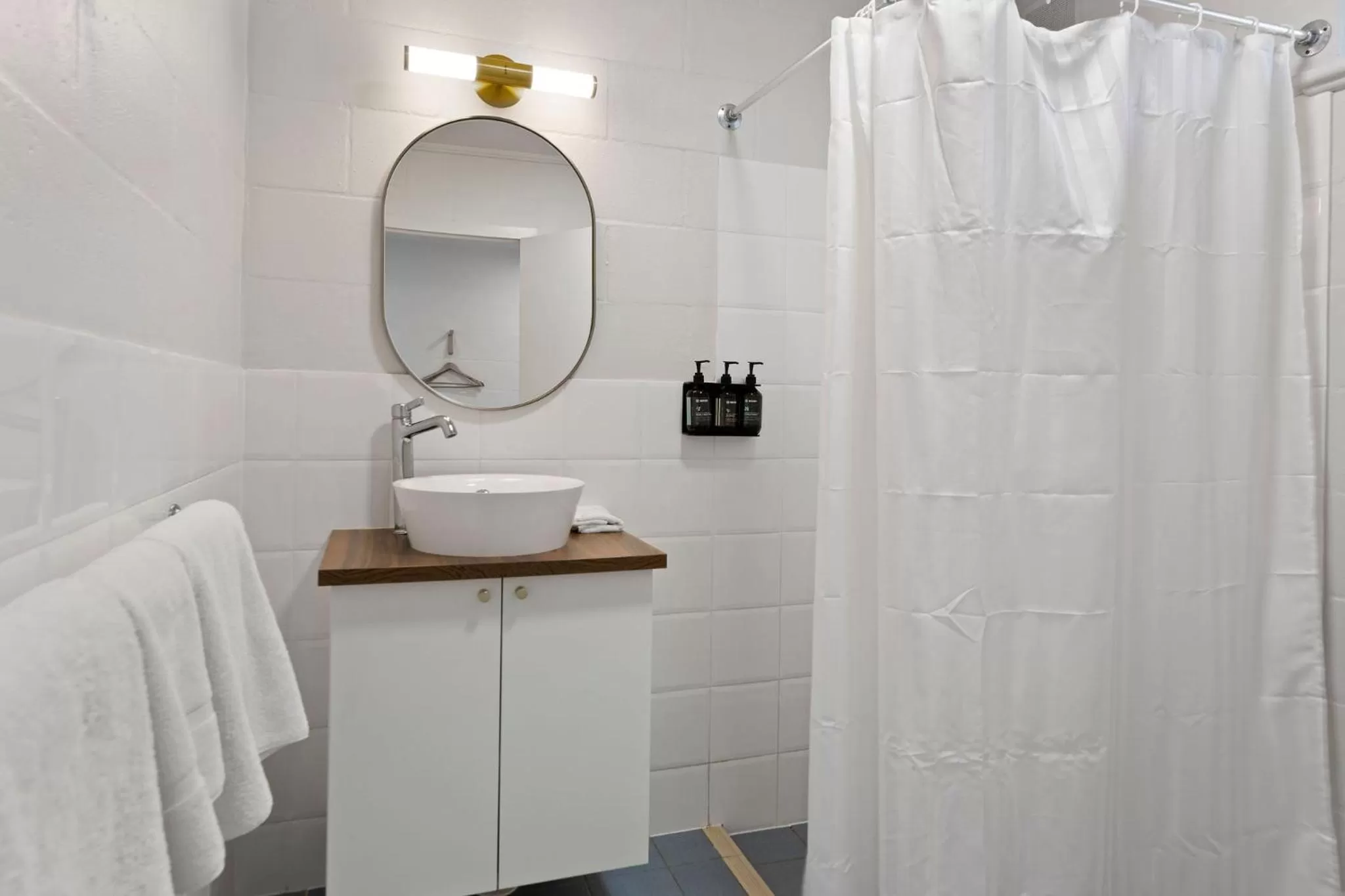 Bathroom in Shaen Street Motel