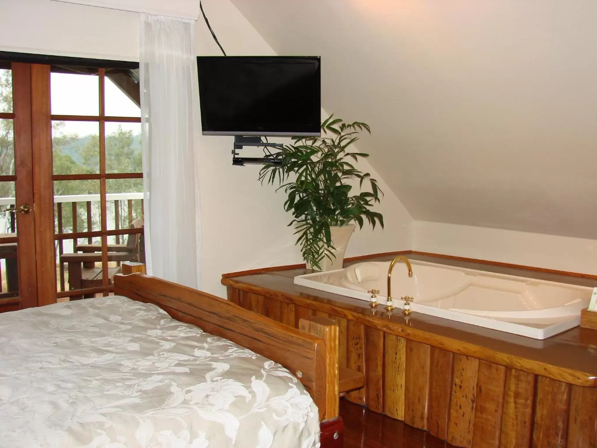 Photo of the whole room, TV/Entertainment Center in Clarence River Bed & Breakfast