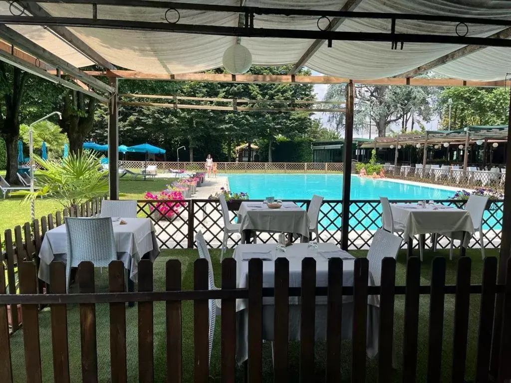 Swimming Pool in Hotel Sporting Brugherio