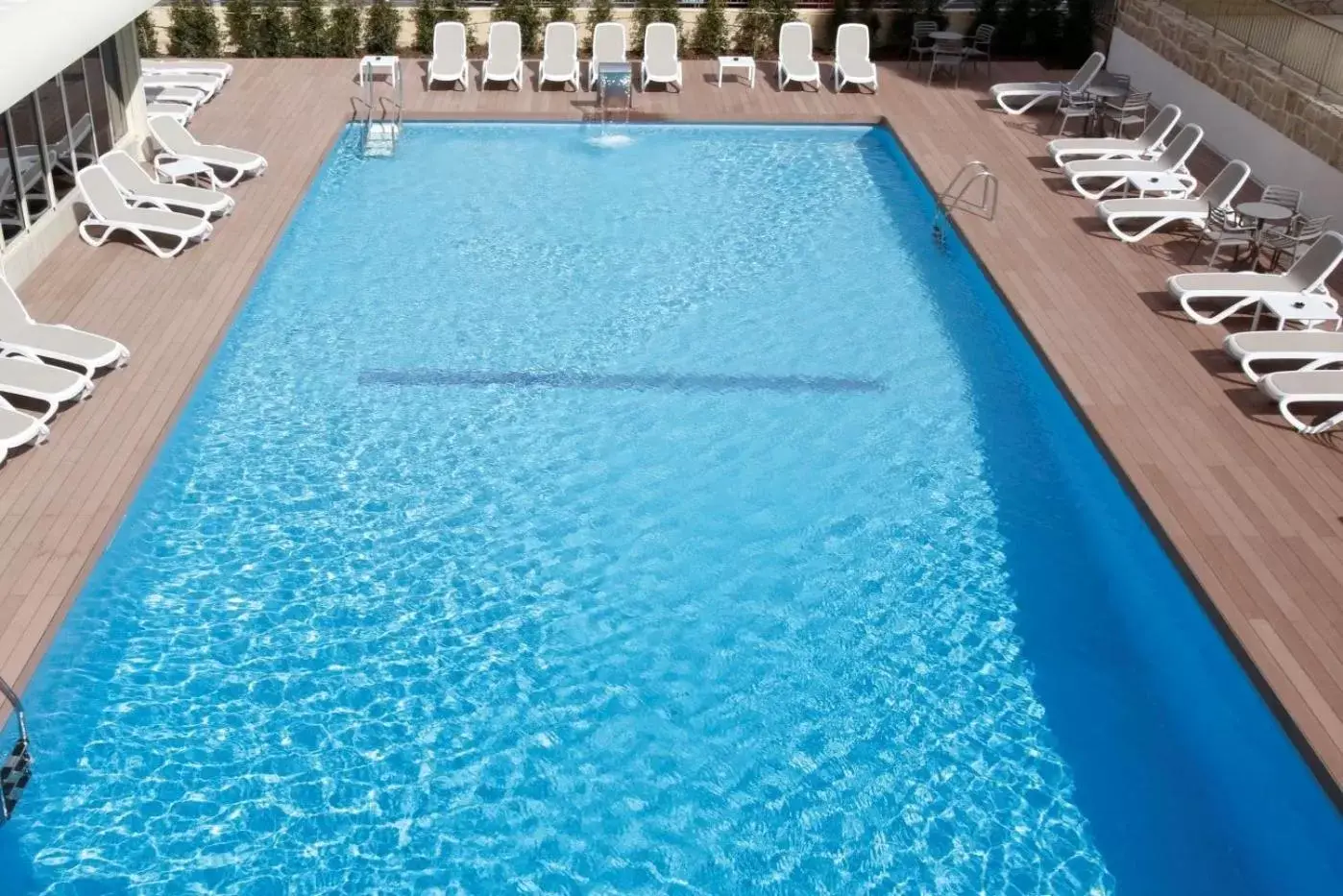 Swimming Pool in Hotel Castilla Alicante