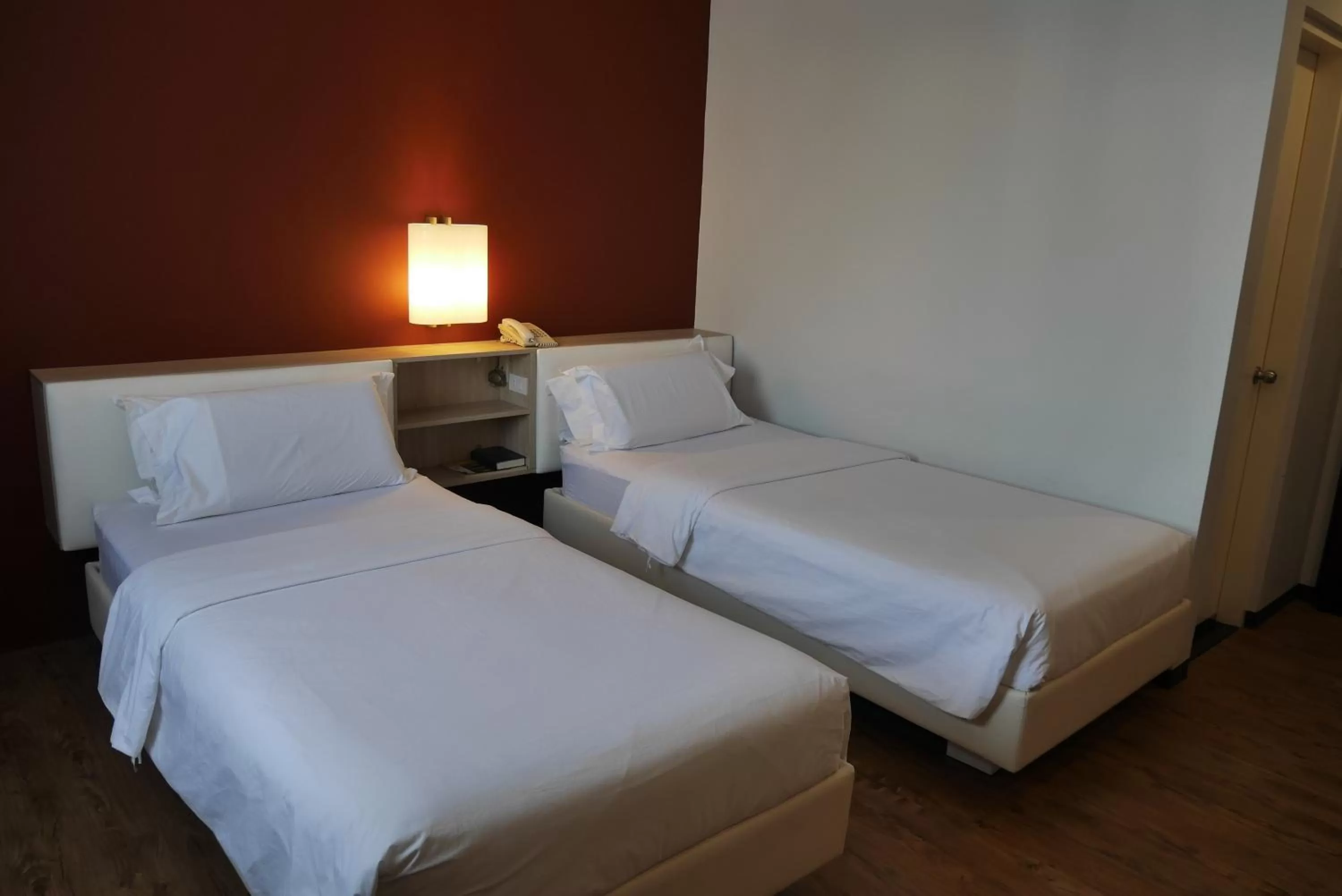 Bed in Circle Inn Hotel and Suites Bacolod