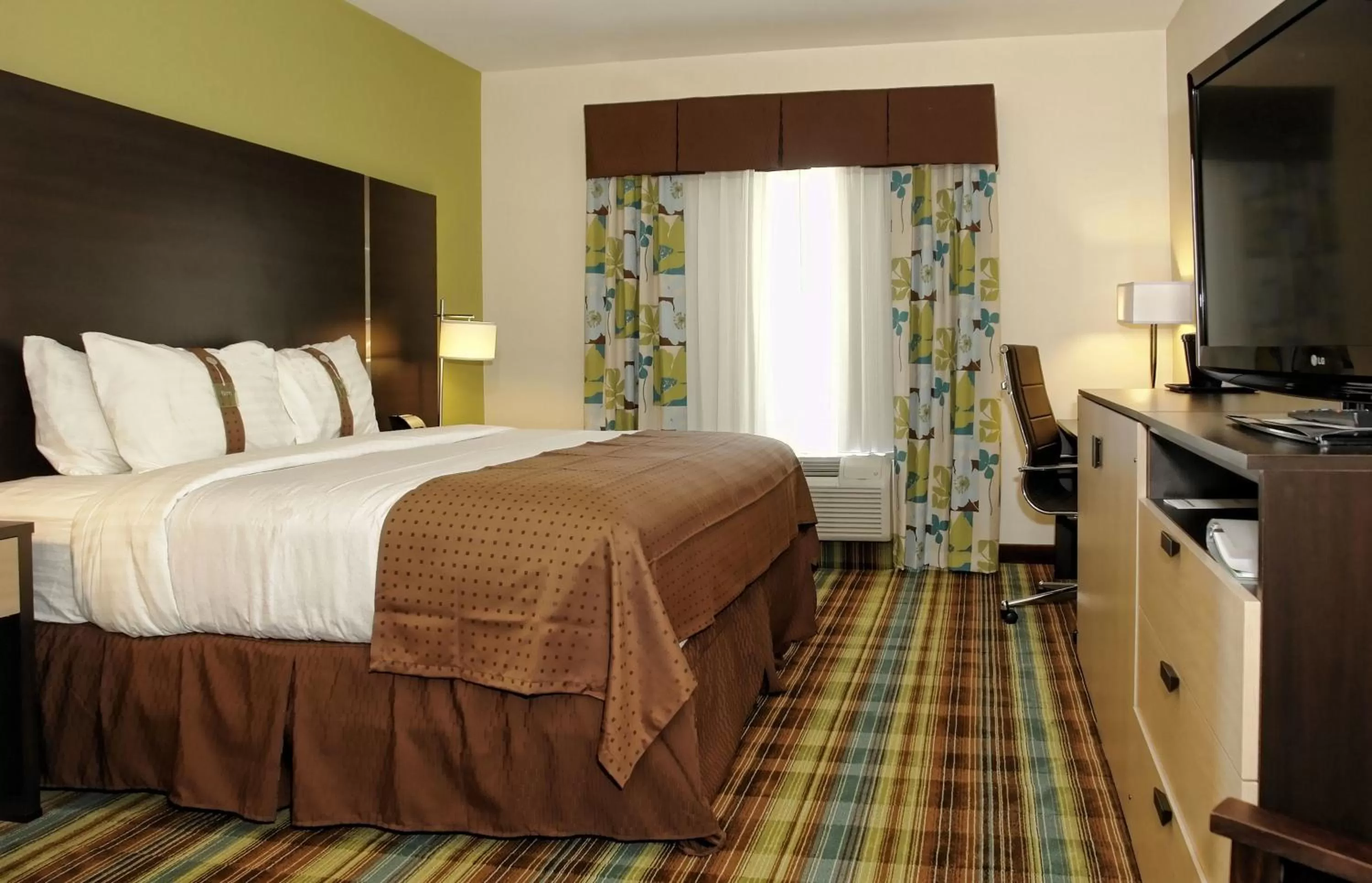 Photo of the whole room, Bed in Holiday Inn Christiansburg Blacksburg by IHG