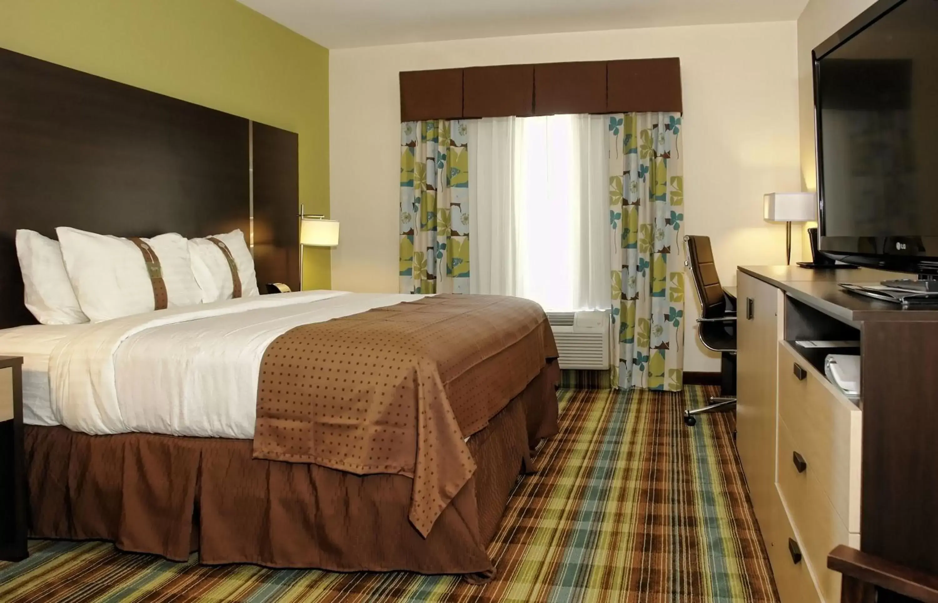 Photo of the whole room, Bed in Holiday Inn Christiansburg Blacksburg, an IHG Hotel