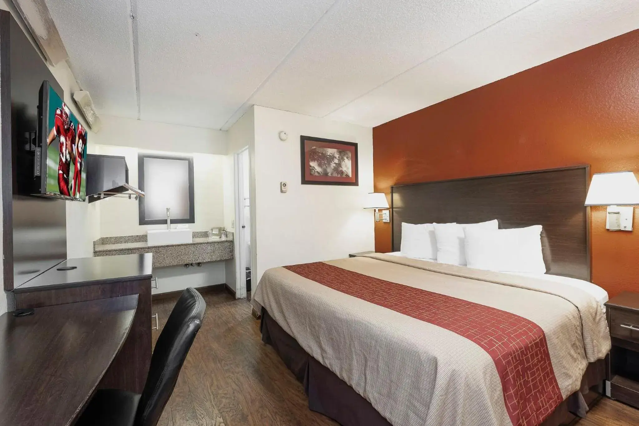 Photo of the whole room, Bed in Red Roof Inn Jackson North – Ridgeland