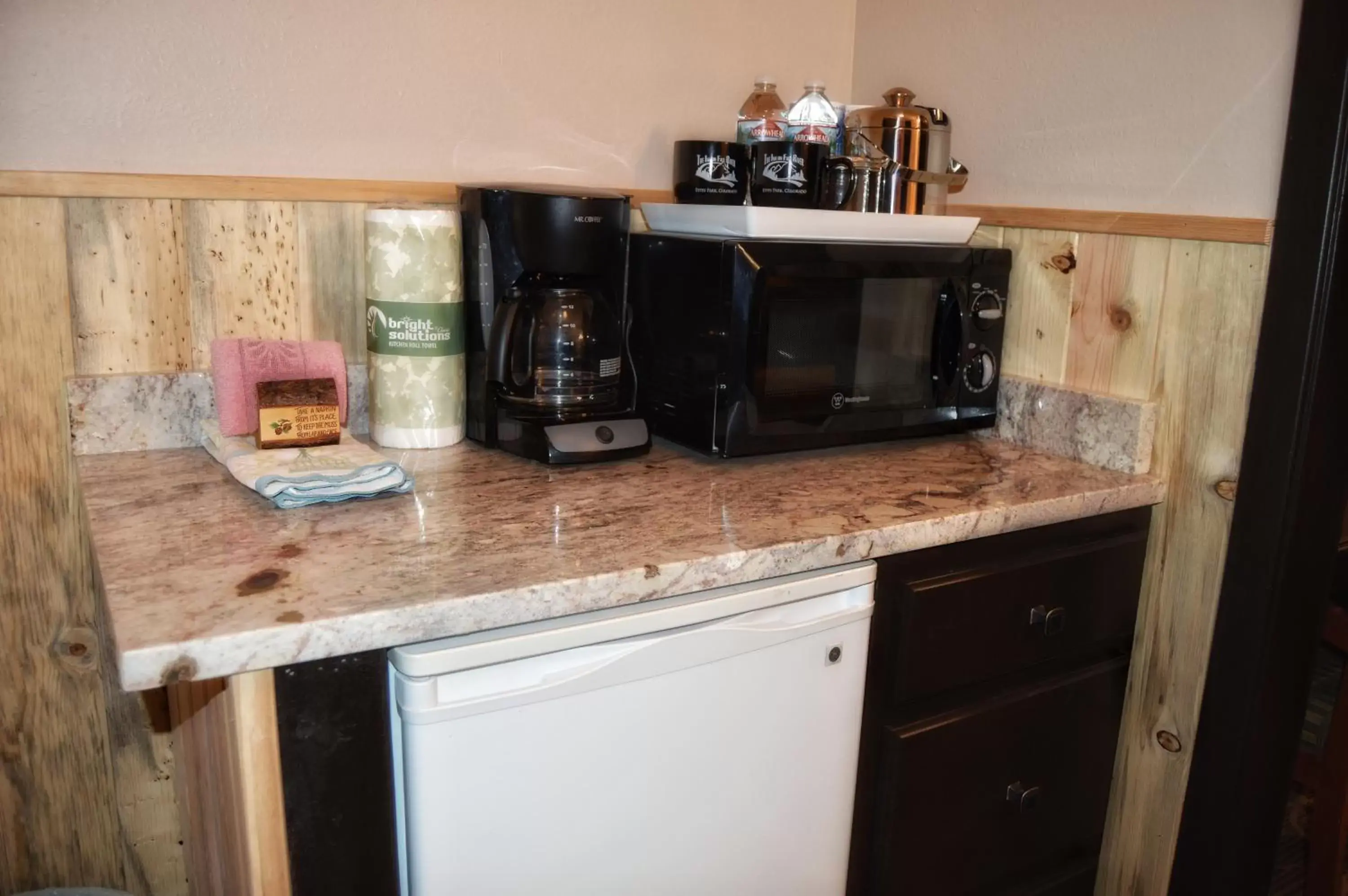 Coffee/tea facilities, Kitchen/Kitchenette in The Inn on Fall River & Fall River Cabins