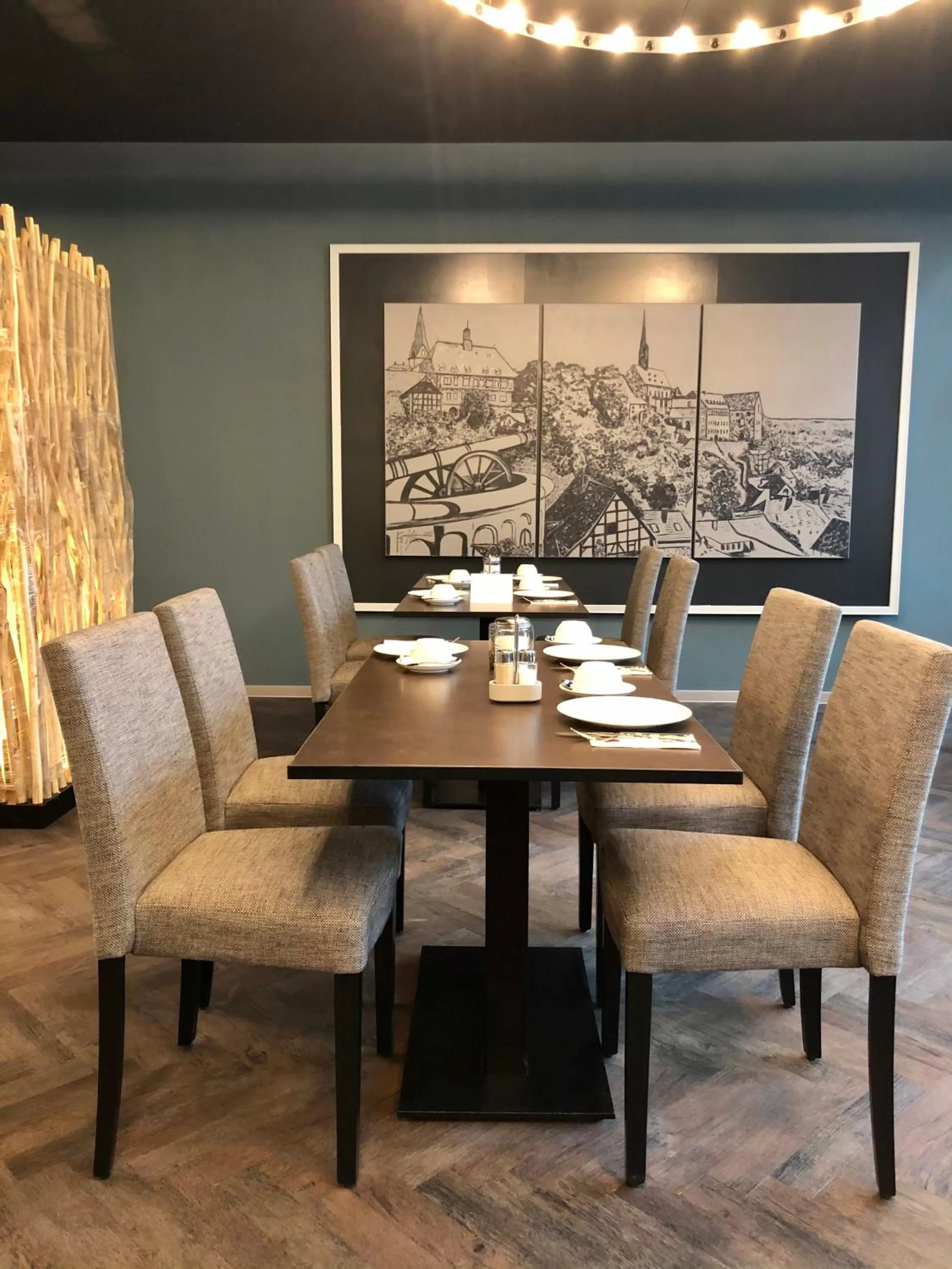 Restaurant/places to eat in Hotel Zeitgeist