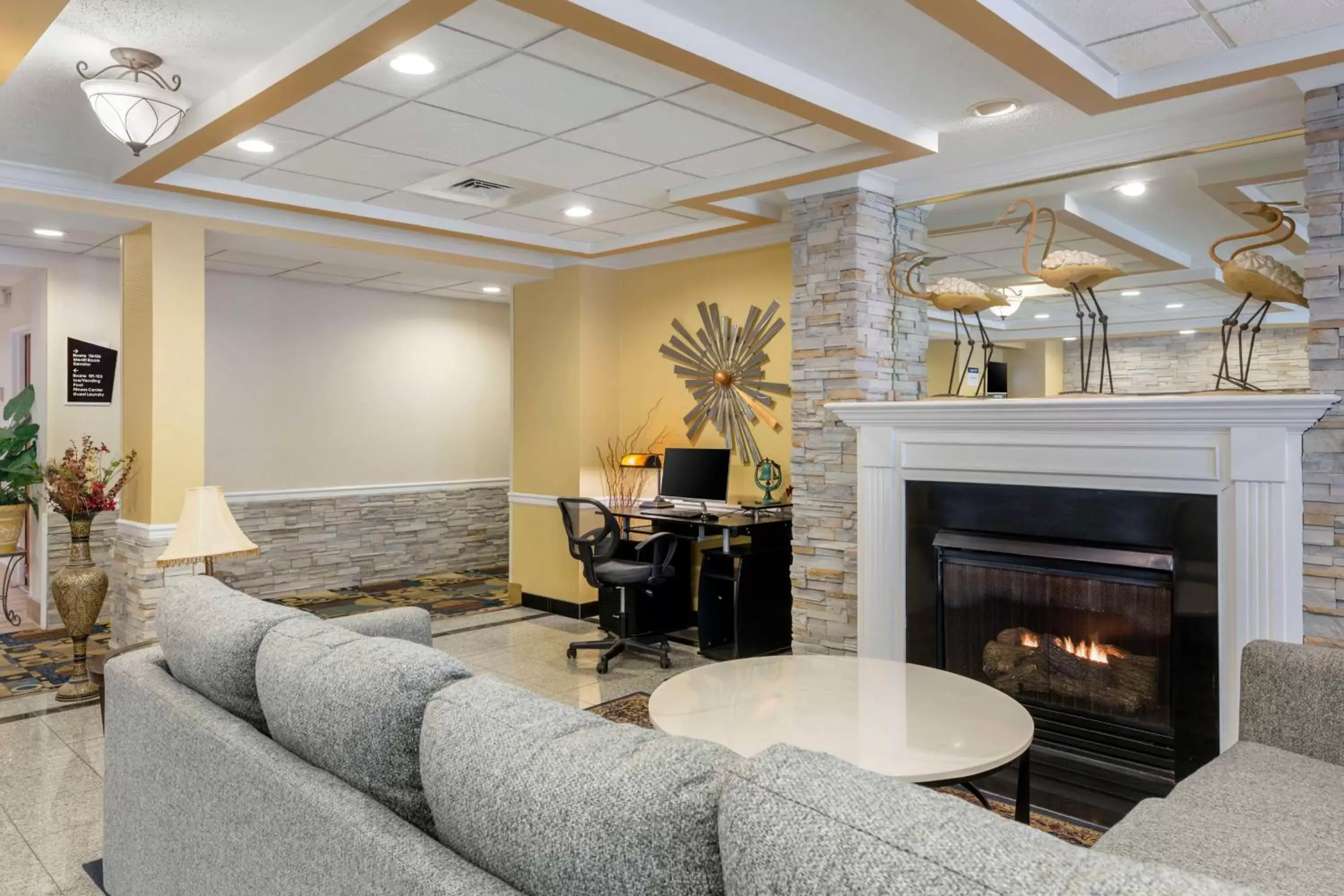 Lobby or reception, Seating Area in Best Western Plus New England Inn & Suites