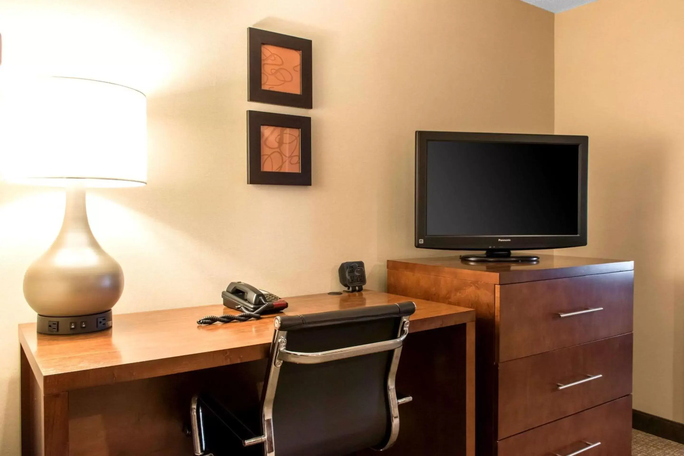 Photo of the whole room, TV/Entertainment Center in Comfort Suites Scranton near Montage Mountain