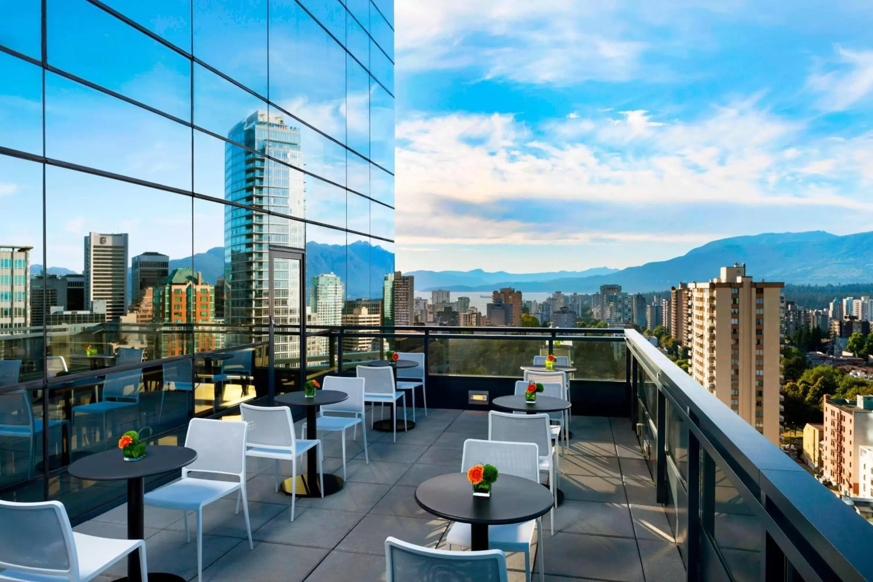 Lounge or bar in Sheraton Vancouver Wall Centre