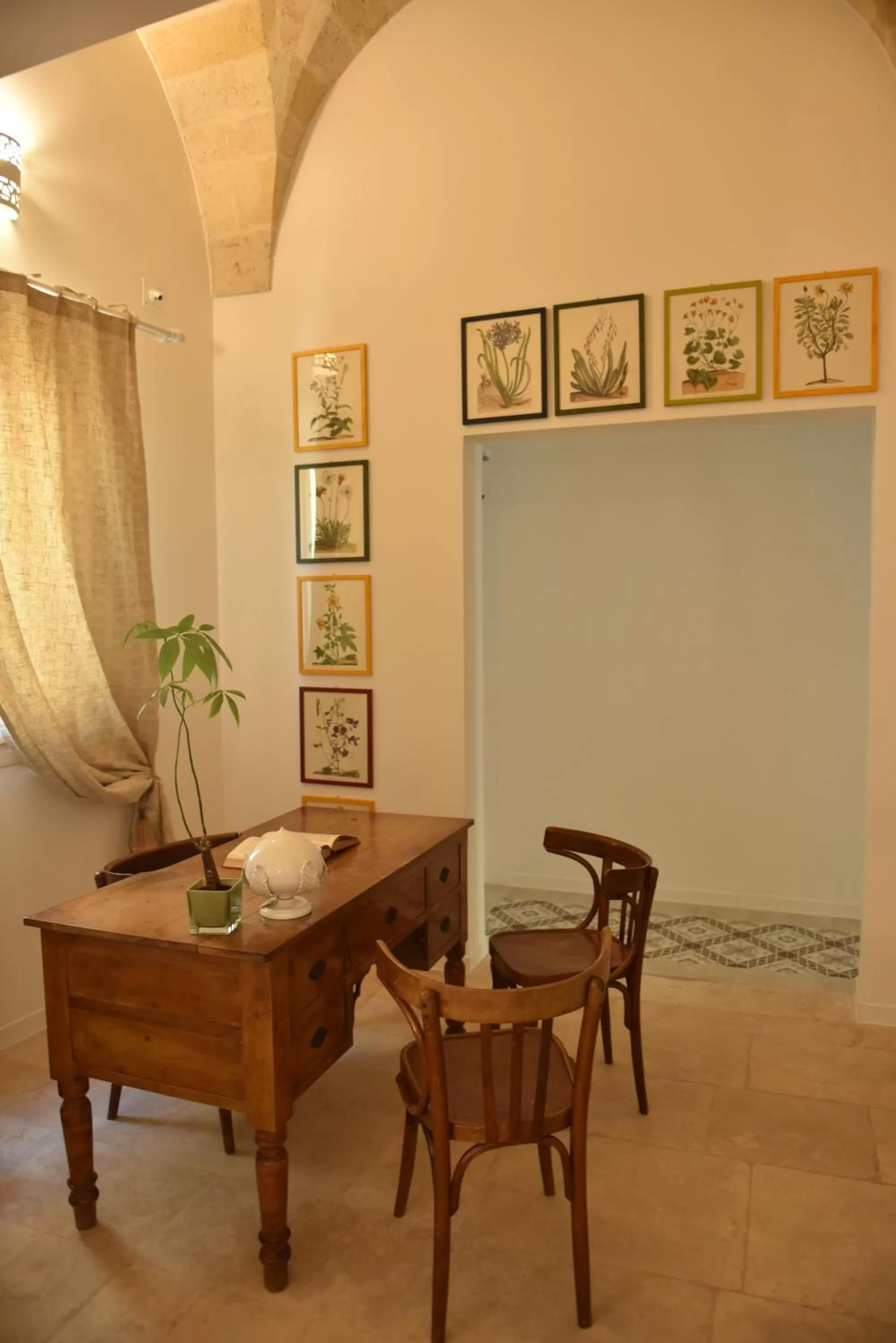 Communal lounge/ TV room in Tobacco Suite