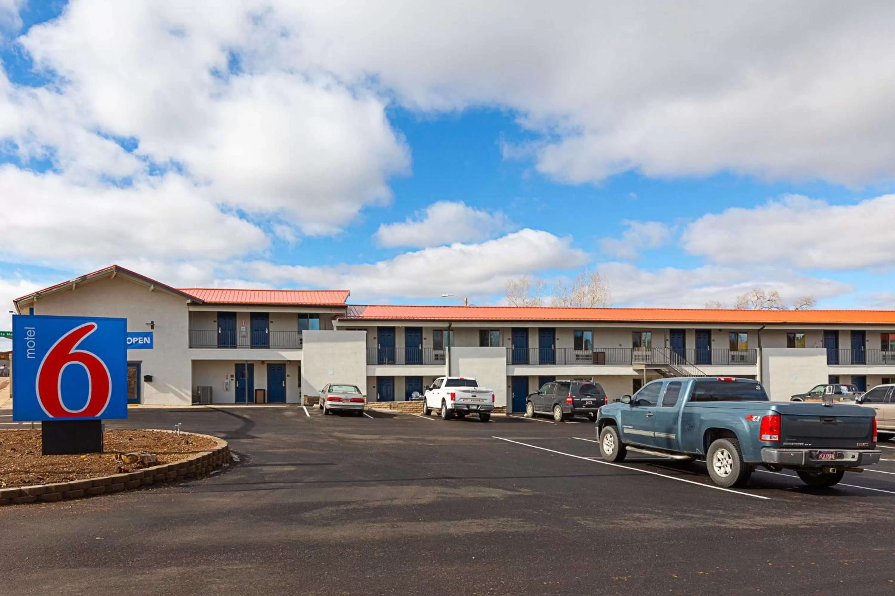 Property building in Motel 6-Show Low, AZ
