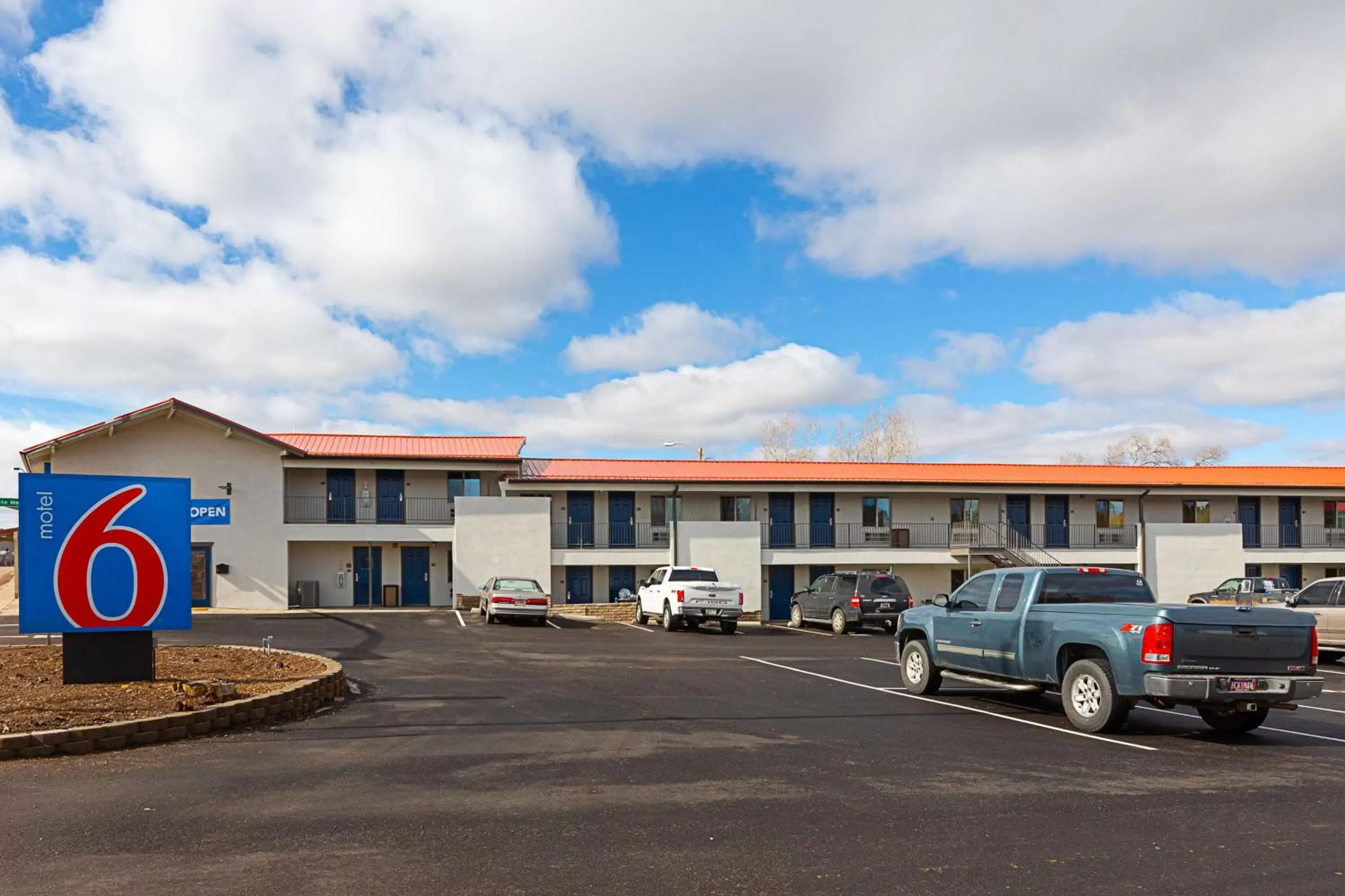 Property Building in Motel 6-Show Low, AZ