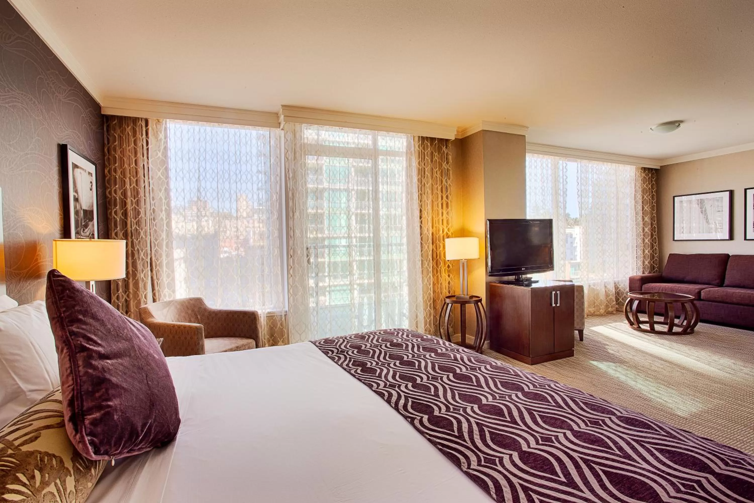 Living room, Bed in Pinnacle Hotel at the Pier