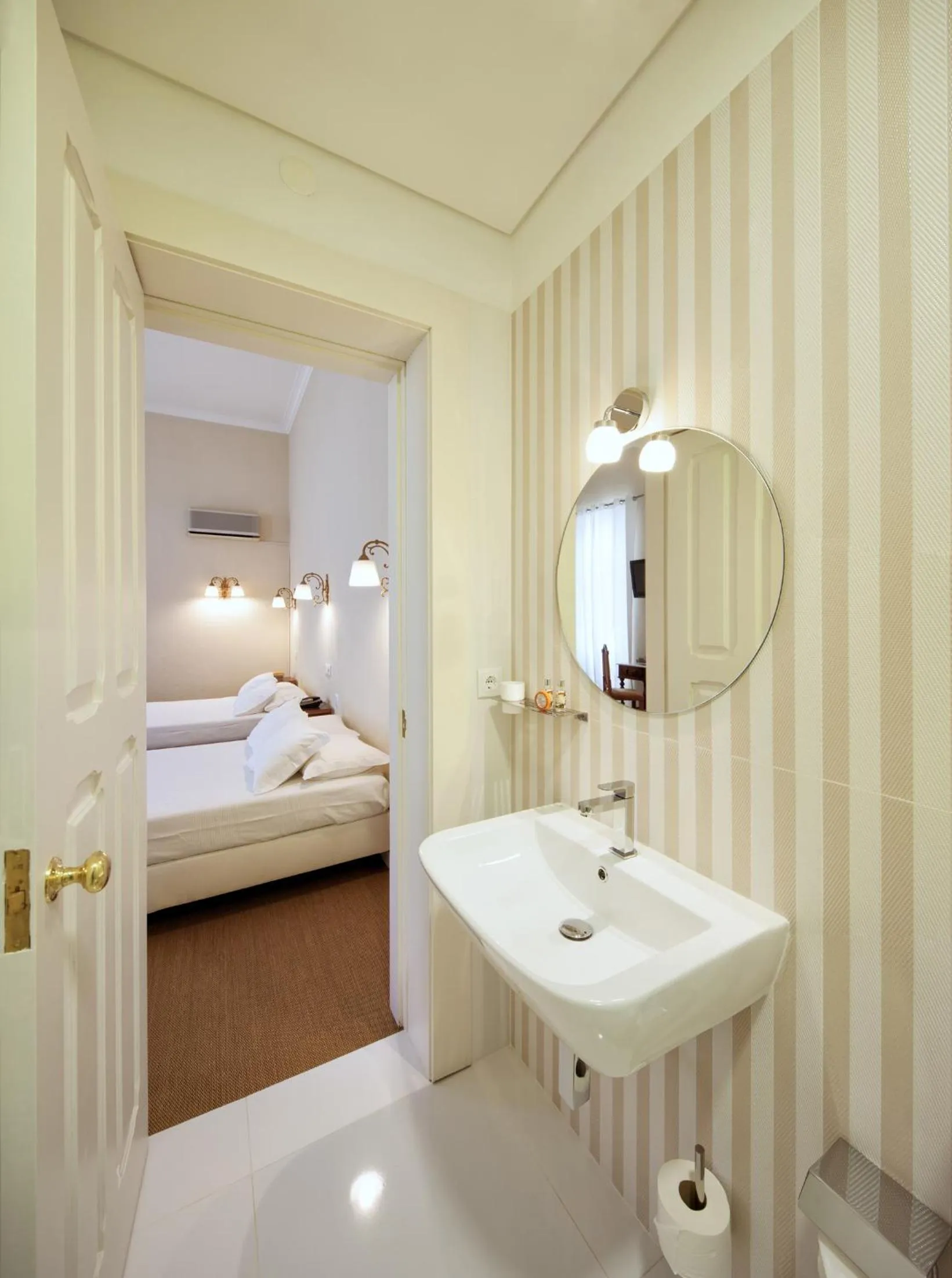 Shower, Bed in The Rex Hotel Porto