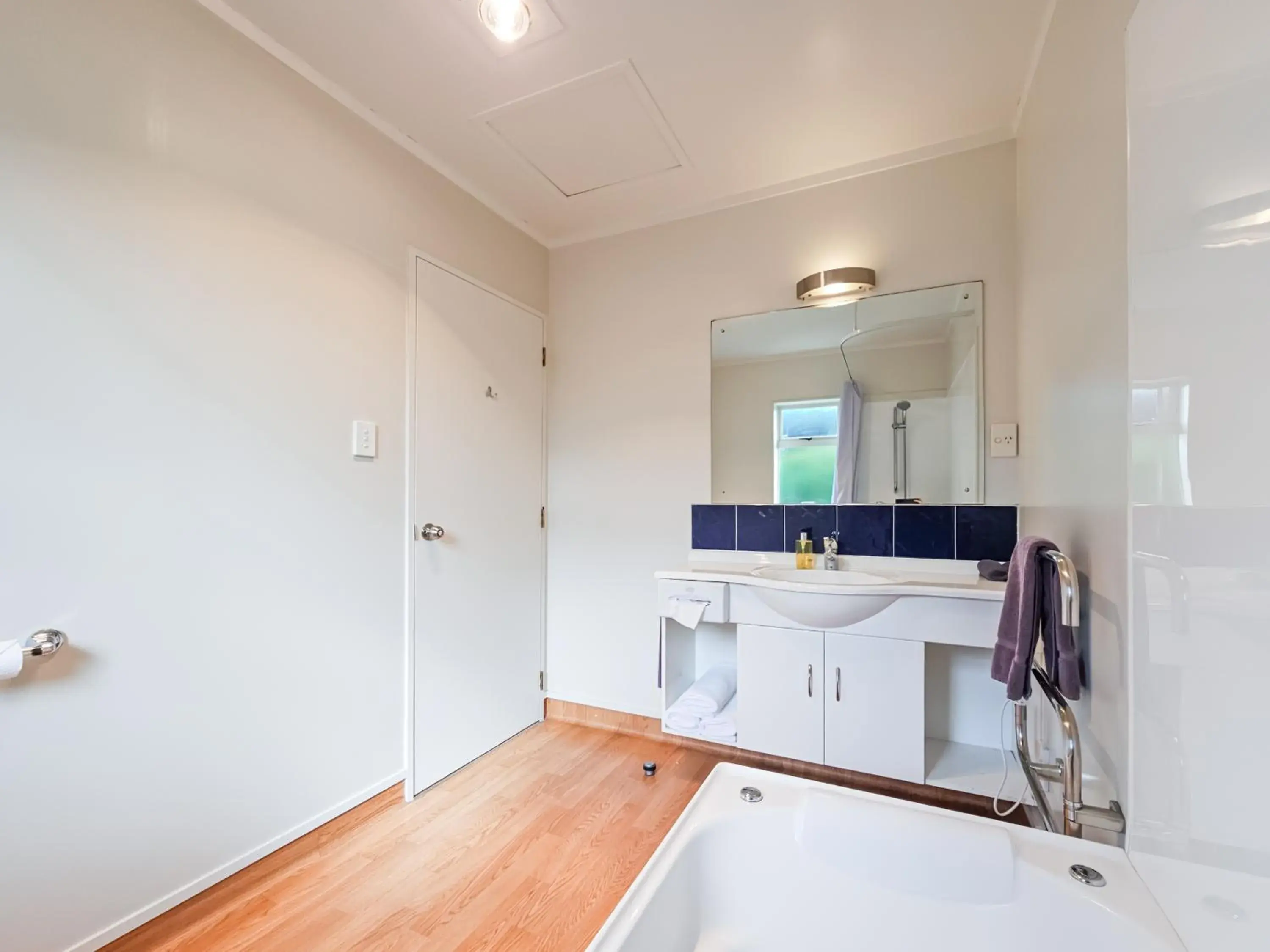 Bathroom in Captain Cook Motor Lodge