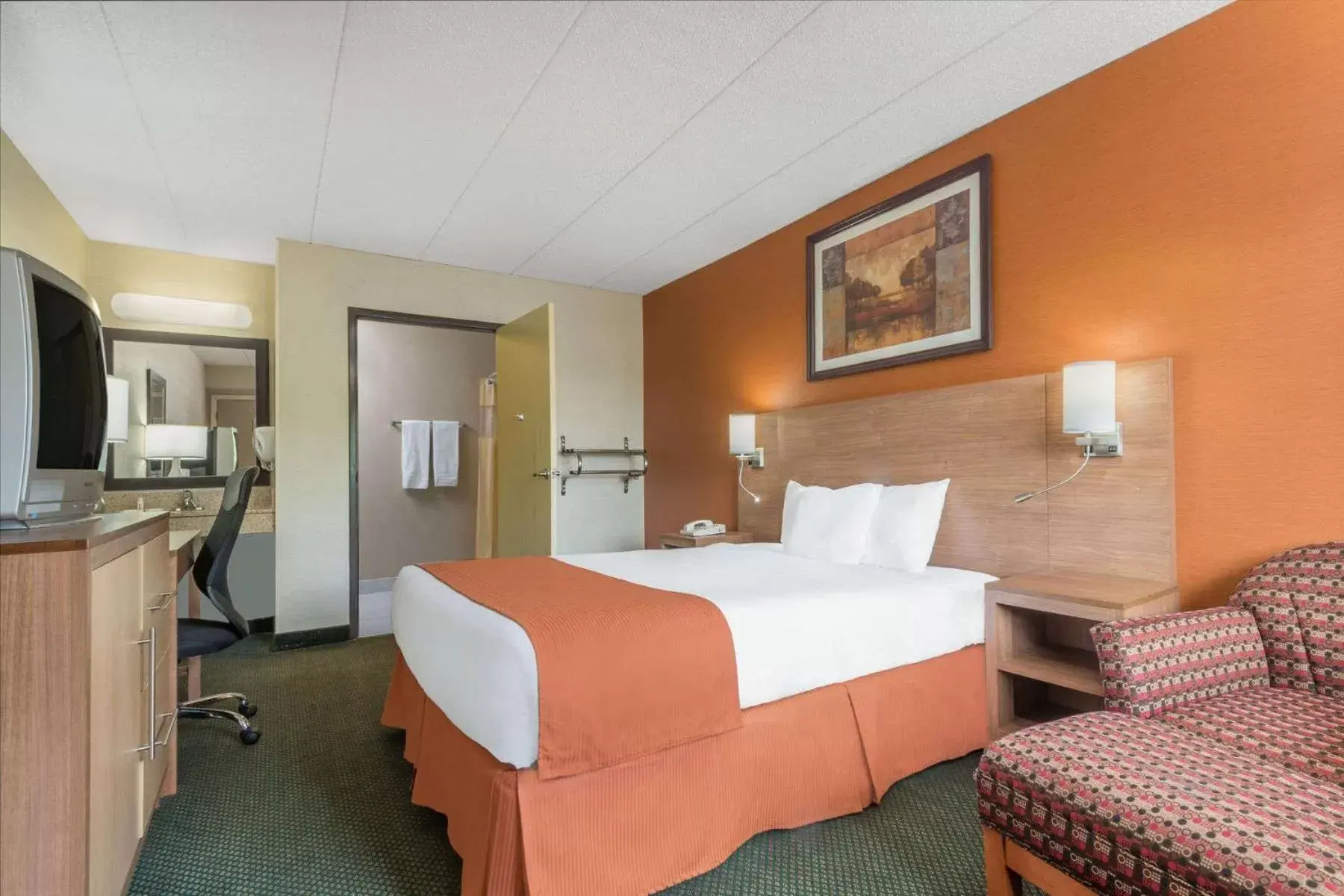 TV and multimedia, Bed in Days Inn by Wyndham Columbus Fairgrounds