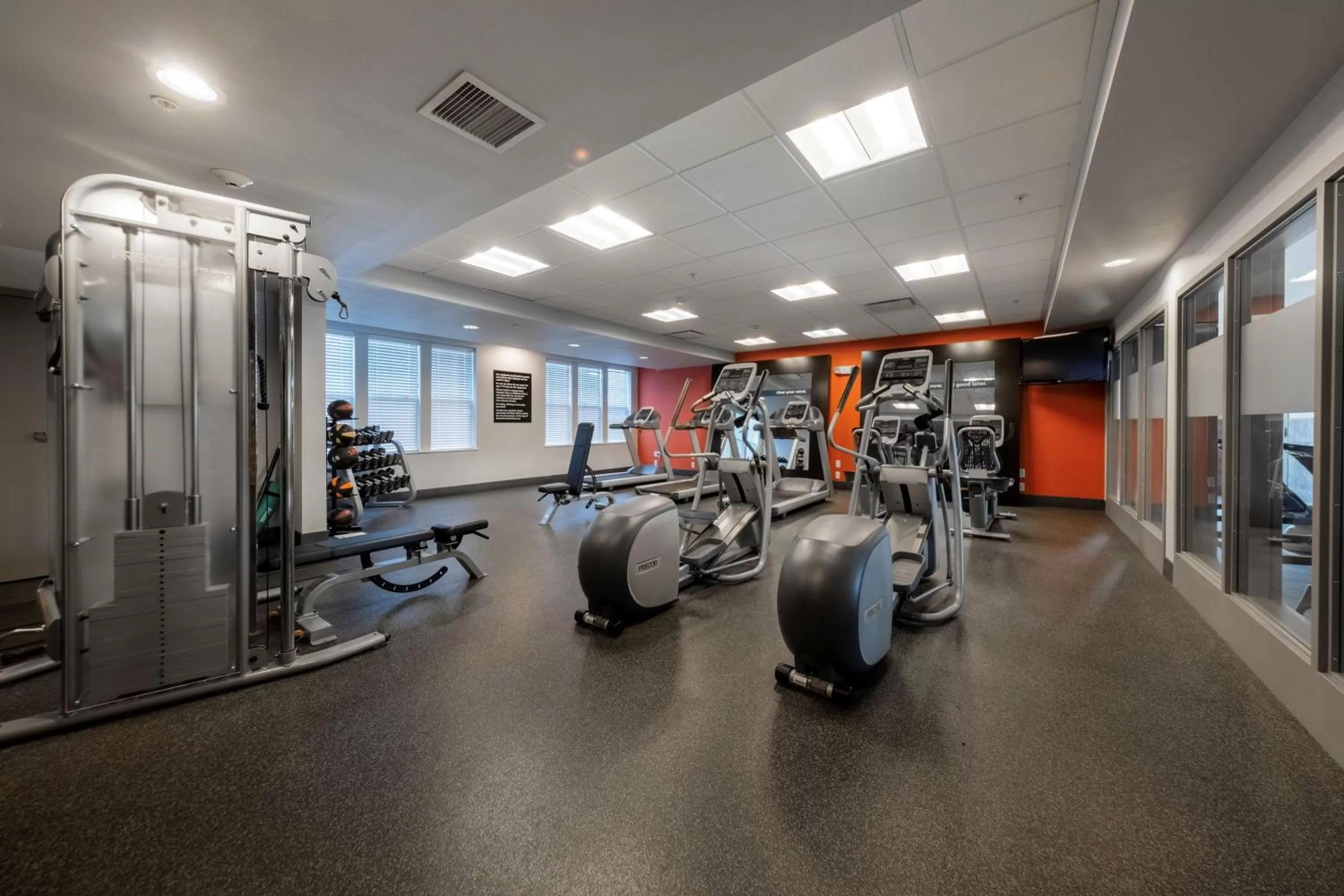 Fitness centre/facilities in Hampton Inn & Suites DuPont