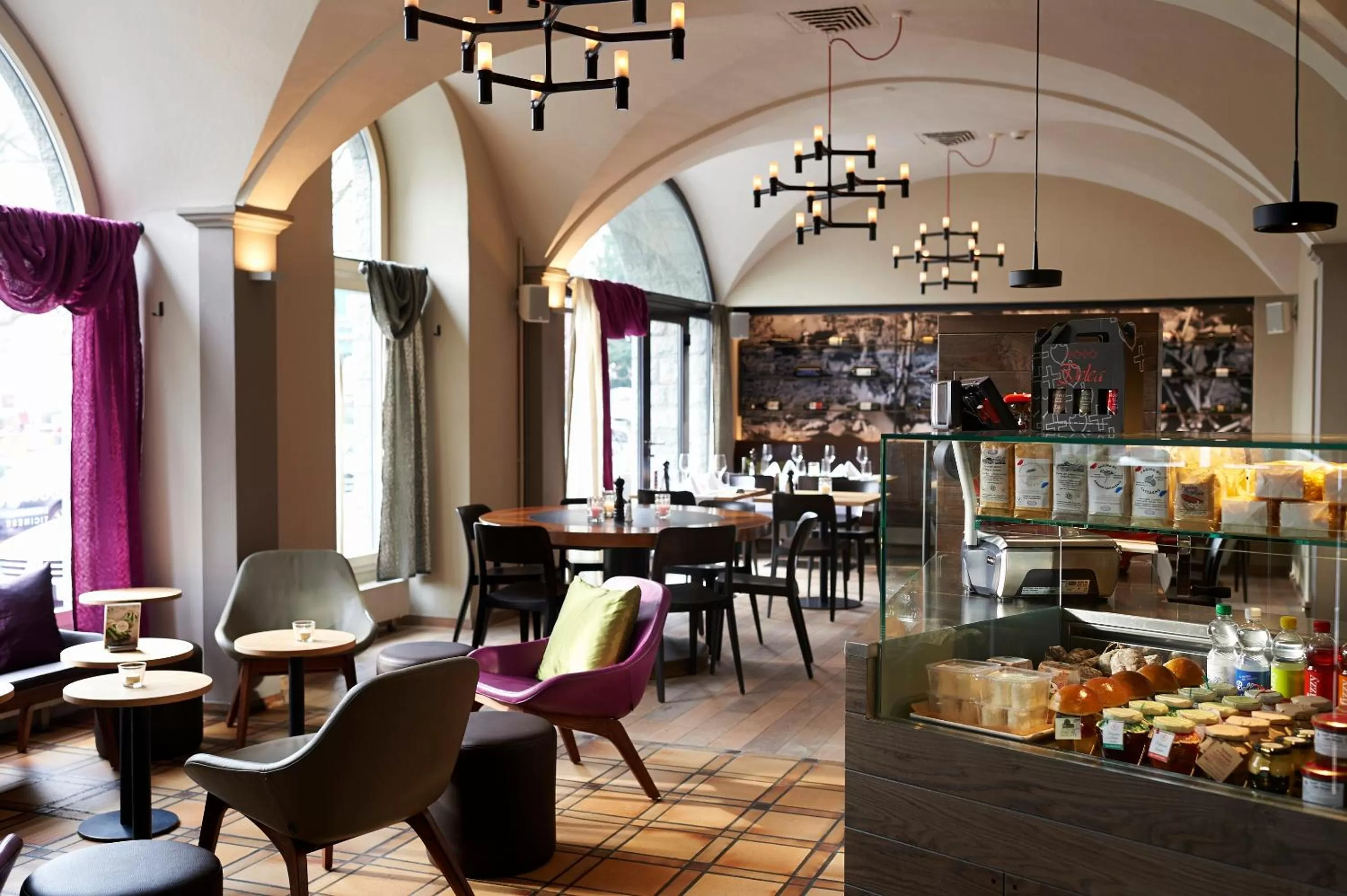 Restaurant/places to eat in Hotel Continental Park