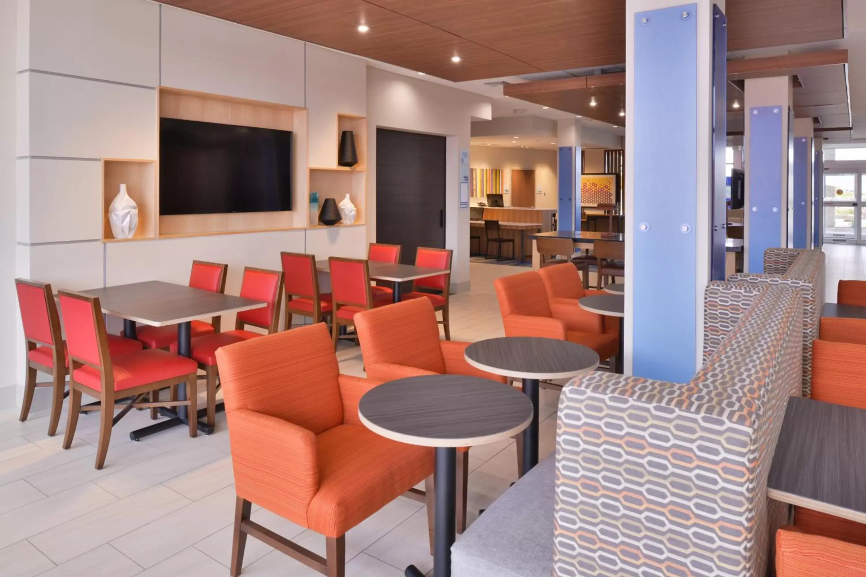 Breakfast, Lounge/Bar in Holiday Inn Express & Suites Madison, an IHG Hotel