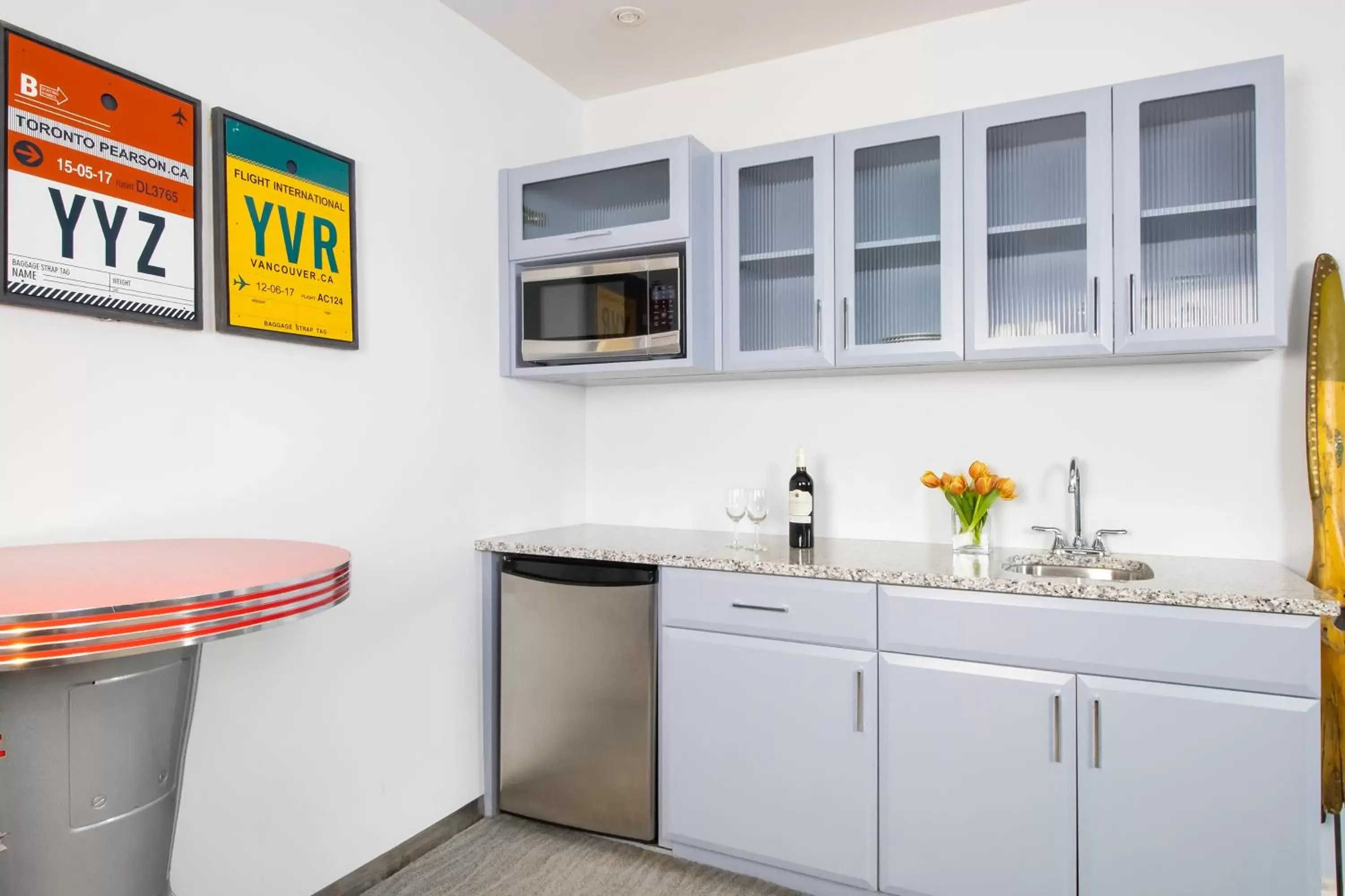 Kitchen/Kitchenette in Retro Suites Hotel