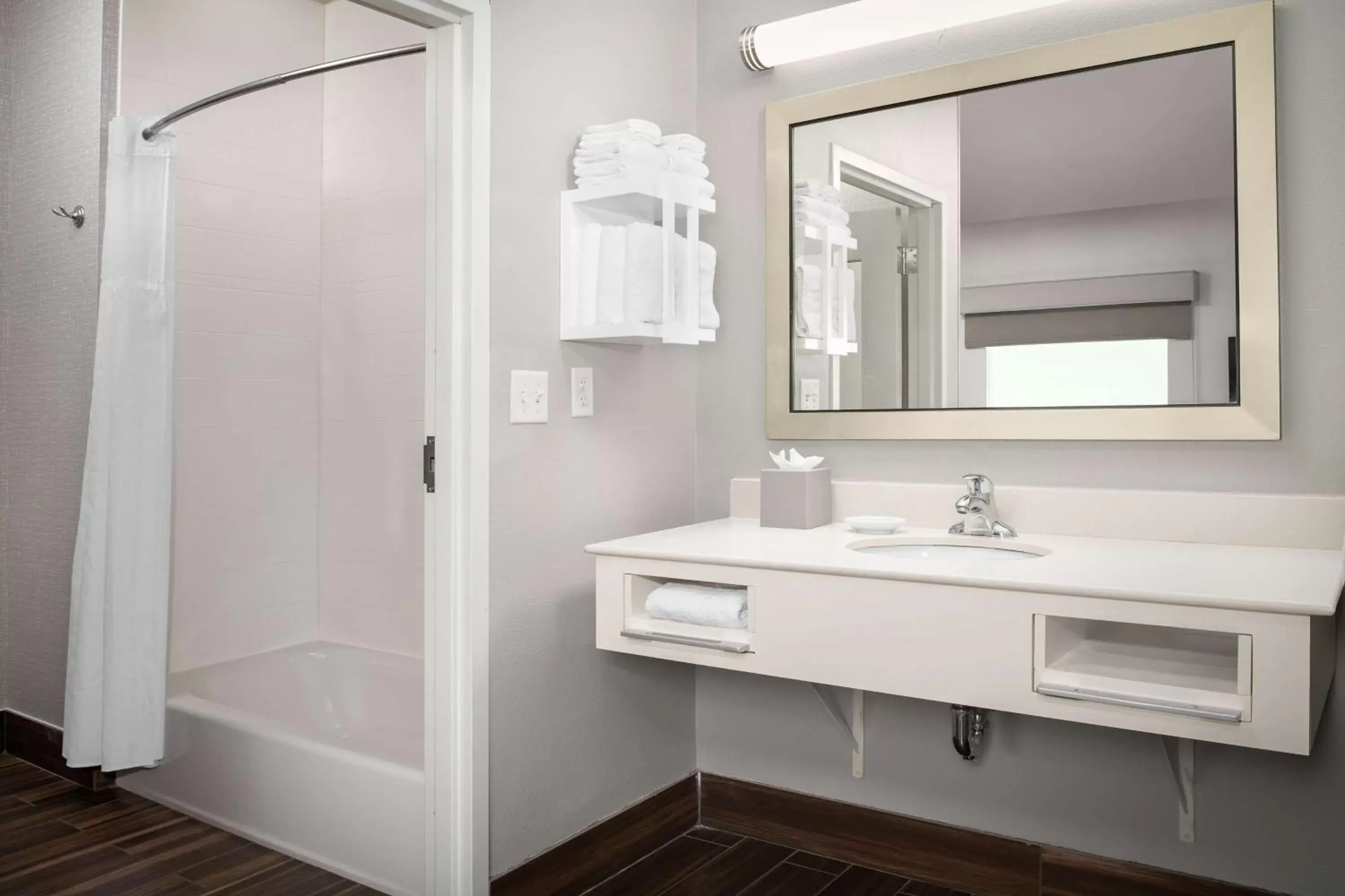 Bathroom in Hampton Inn & Suites Portland/Hillsboro-Evergreen Park