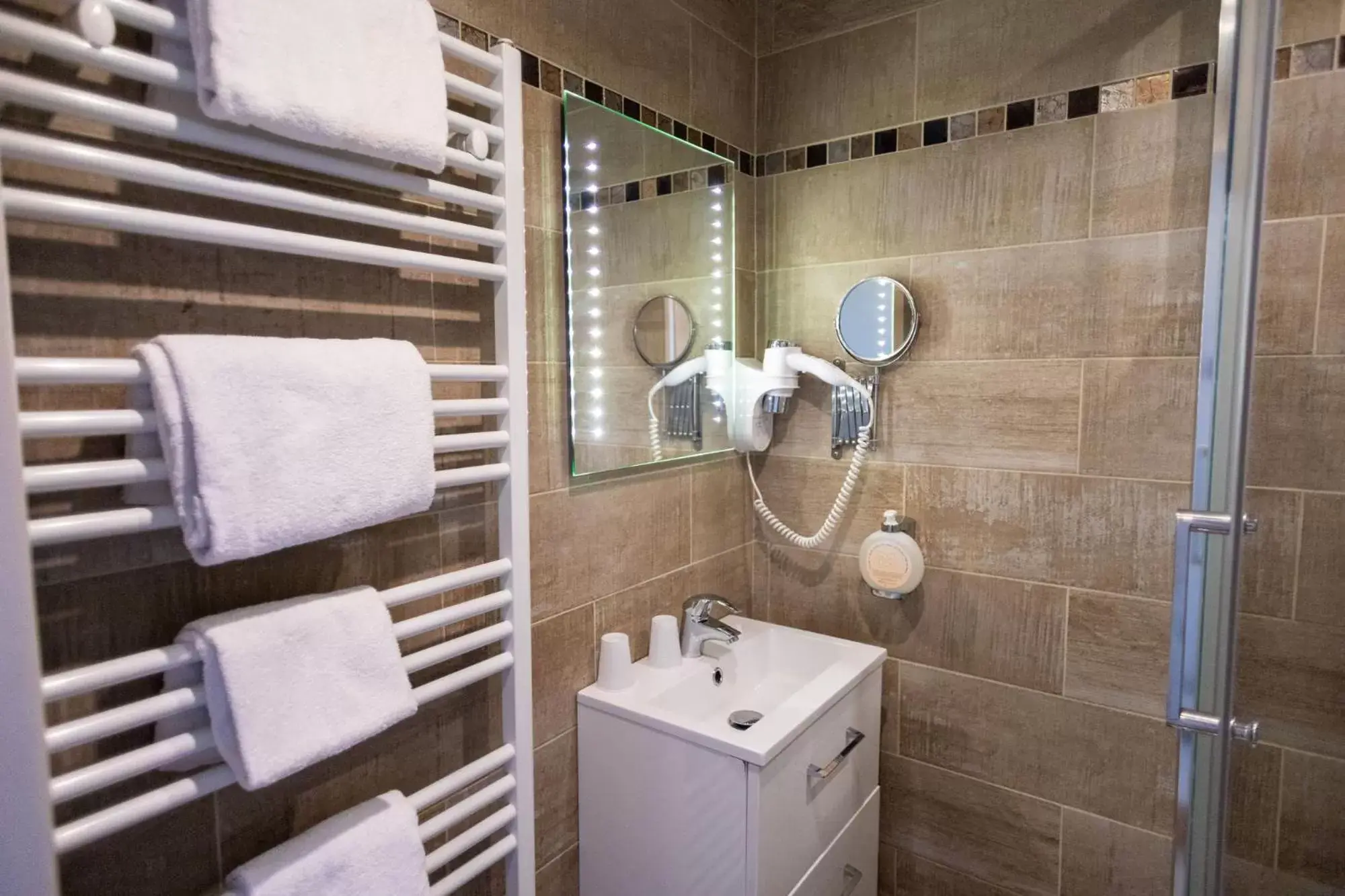 Bathroom in The Originals Boutique, Hôtel Neptune, Berck-sur-Mer (Inter-Hotel)