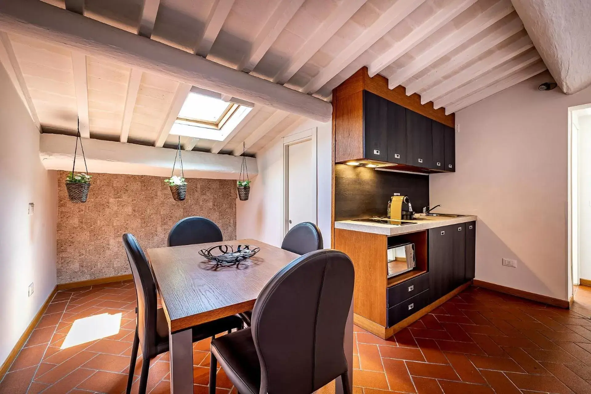 Kitchen or kitchenette, Dining Area in Martelli 6 Suite & Apartments