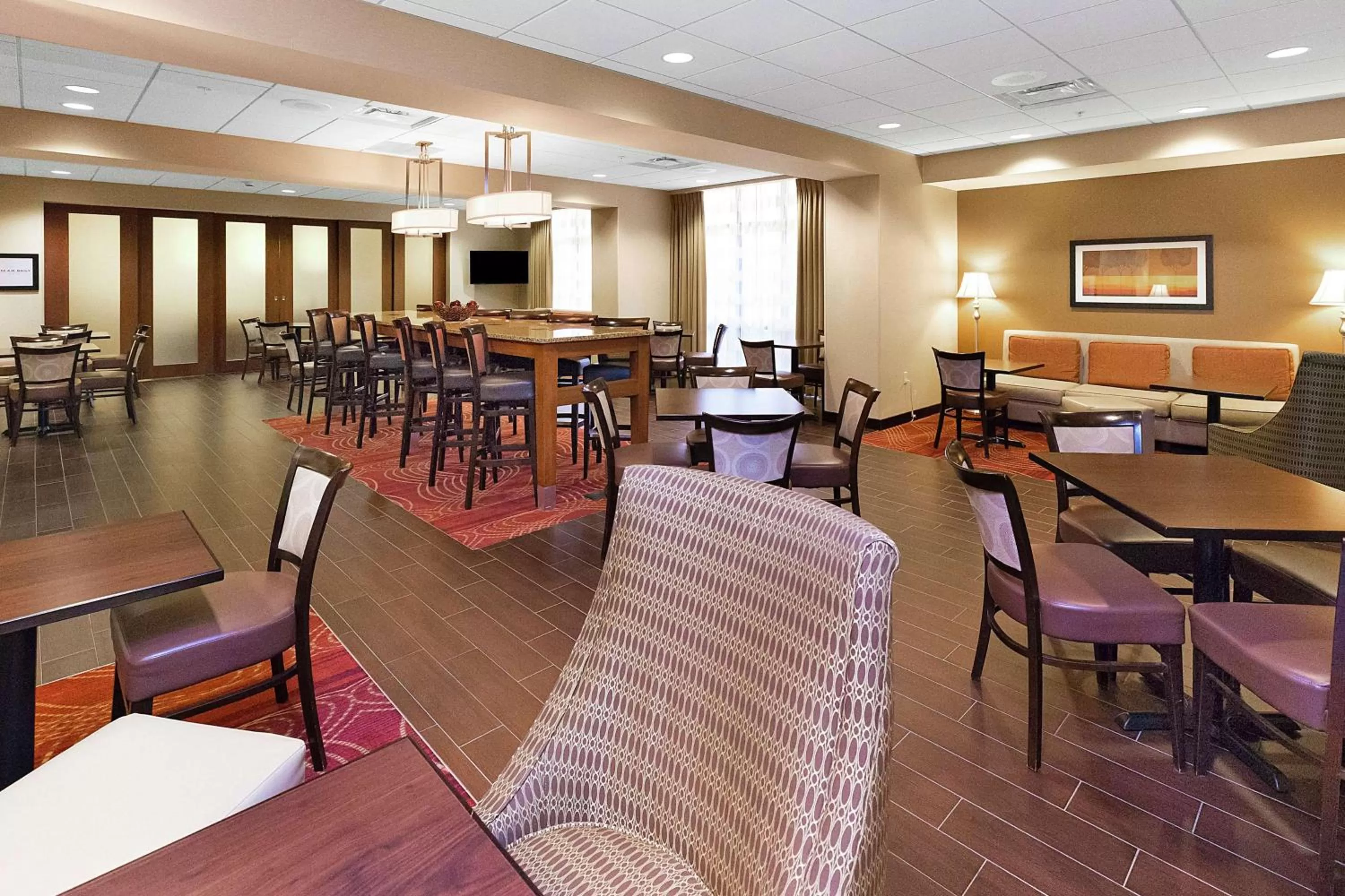 Dining area in Hampton Inn Waynesburg
