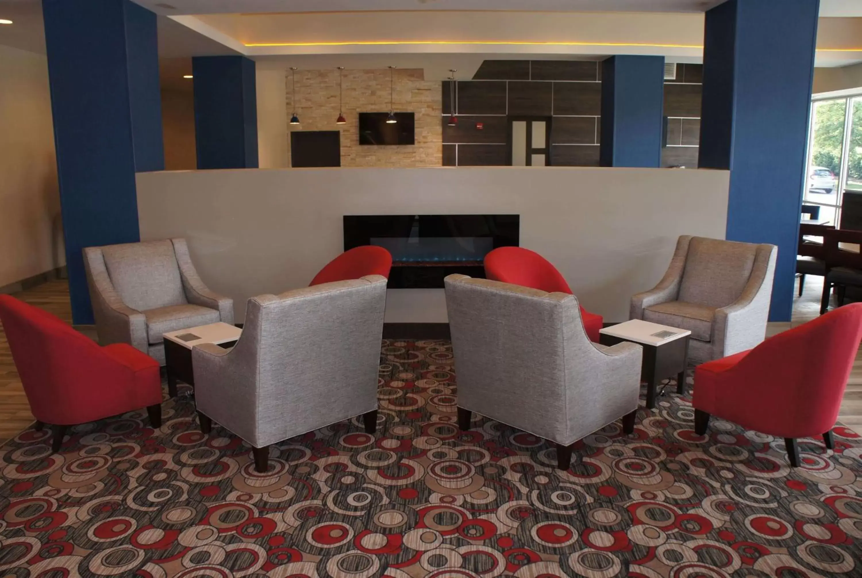 Seating area, Lounge/Bar in La Quinta Inn and Suites by Wyndham Bloomington