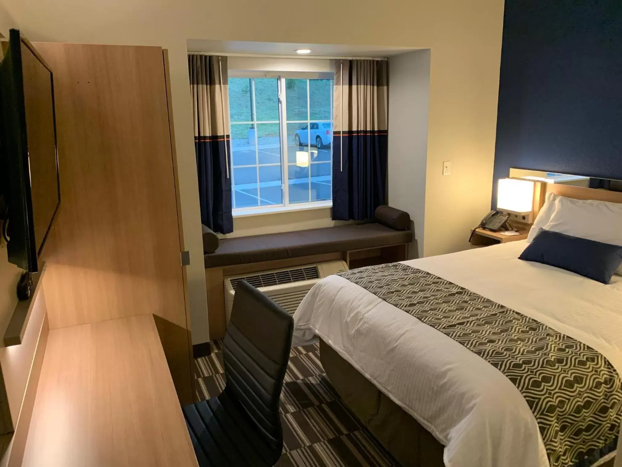 Bed in Microtel Inn & Suites by Wyndham Woodland Park