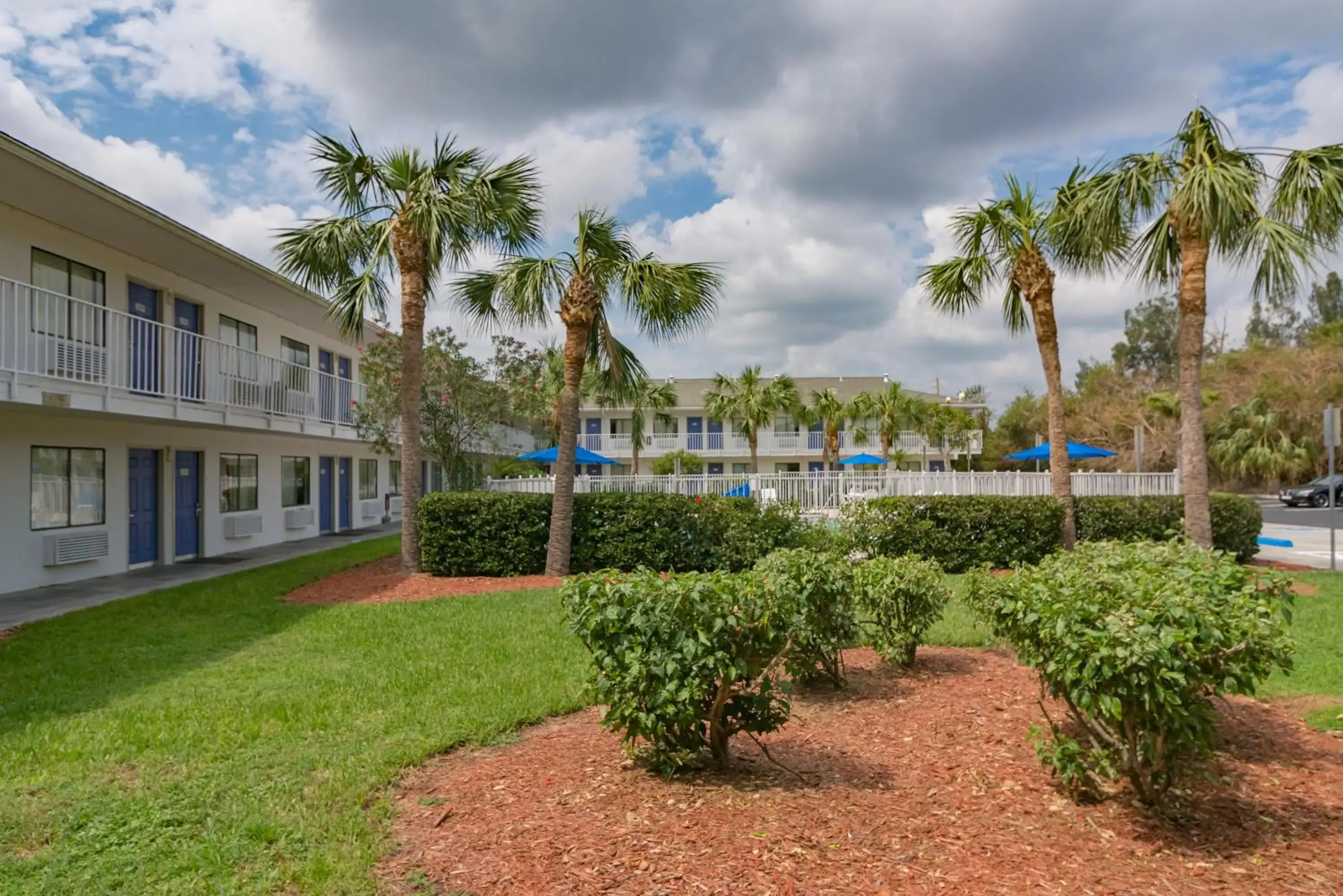 Garden, Property Building in Motel 6-Ft. Pierce, FL