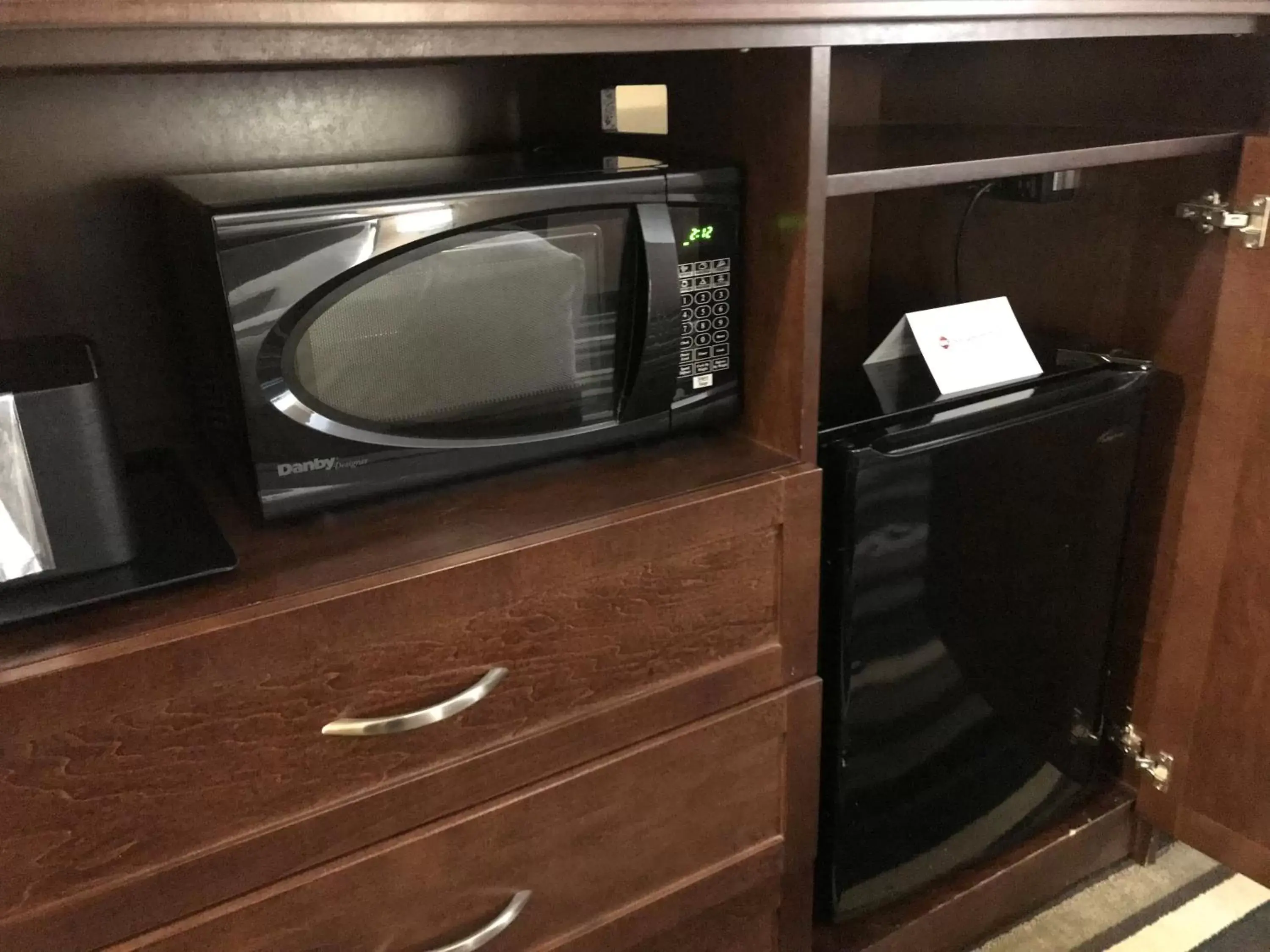 minibar, TV/Entertainment Center in Best Western Plus Winnipeg Airport Hotel