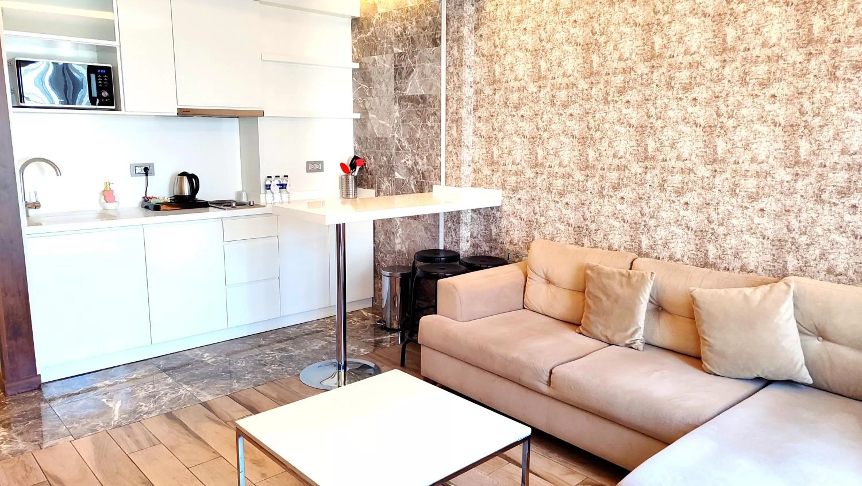 Living room in Old Port Hotel